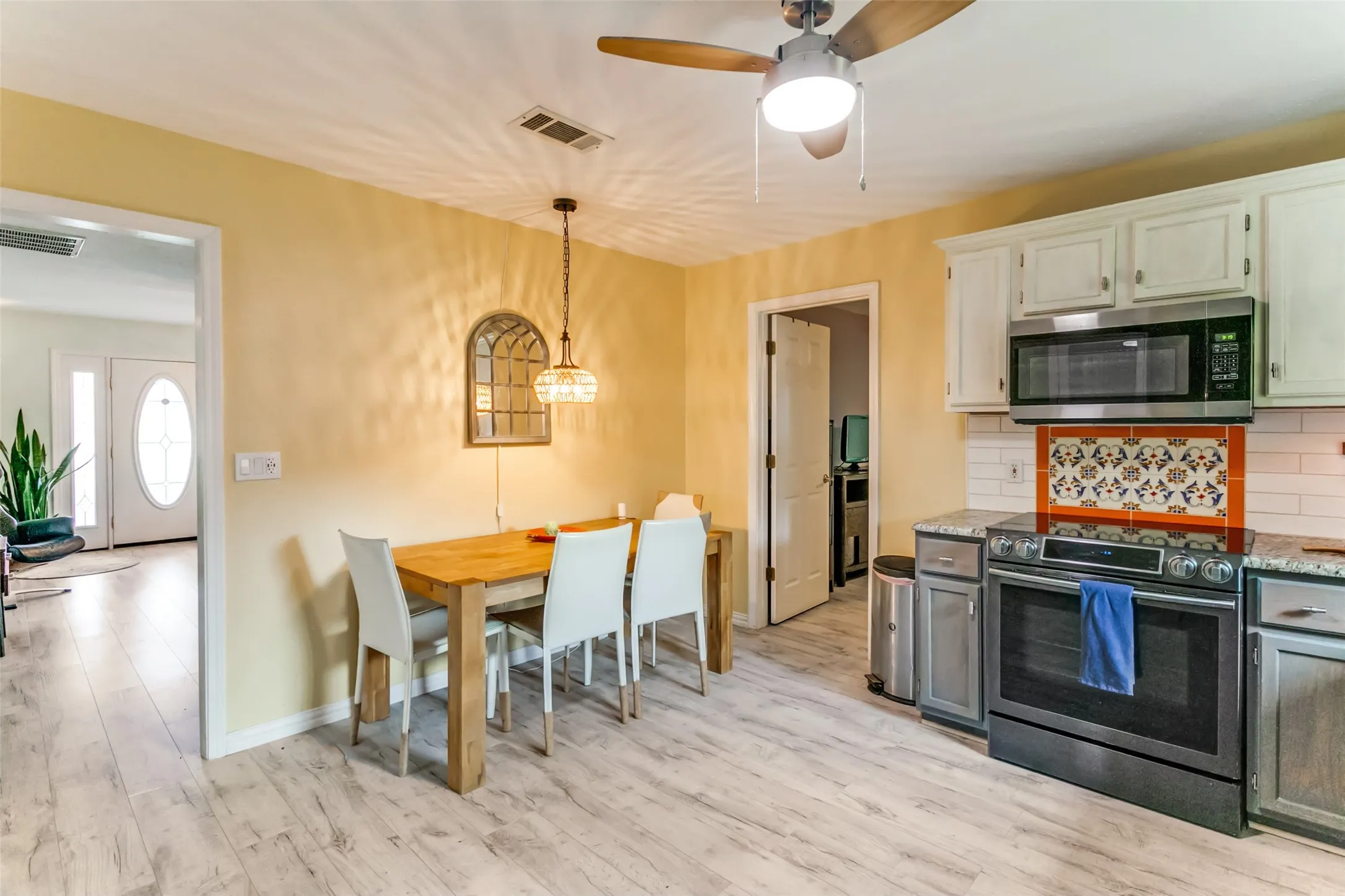 Single Family Residence For Sale in Tarrant County , 500 S Las Vegas Trail, White Settlement, Texas 76108, 3 Bedroom, 2 Bathroom, 2 Garage spaces, 1,175 Sqft, built in 2002, mls#21301245, Real Estate Agent in White Settlement, Homes For Sale in Tarrant county, Homes For Sale in White Settlement, Realtor in White Settlement Texas, Real Estate Brokerage Independent Realty Texas, Luminita Cordes Realtor