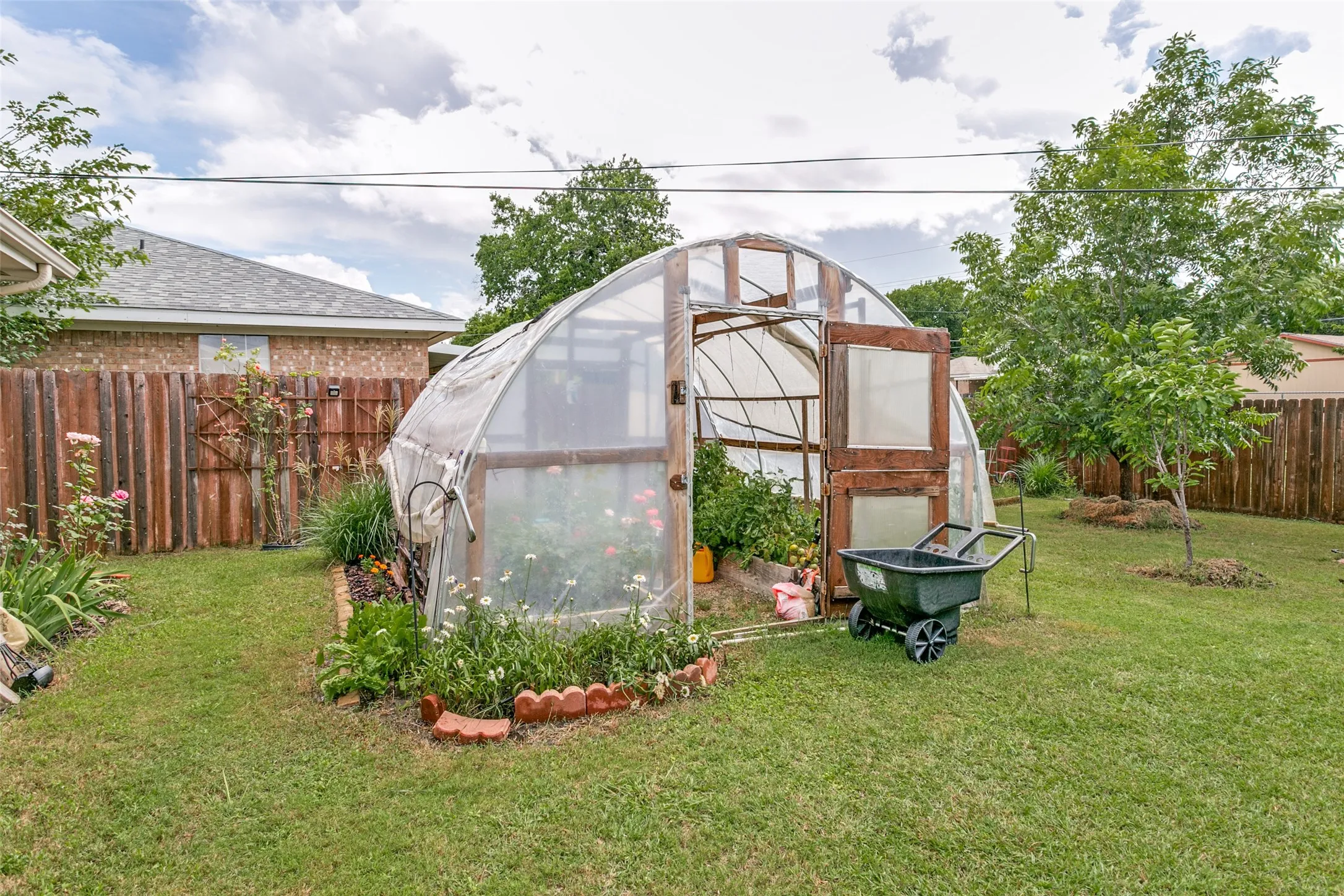 Single Family Residence For Sale in Tarrant County , 500 S Las Vegas Trail, White Settlement, Texas 76108, 3 Bedroom, 2 Bathroom, 2 Garage spaces, 1,175 Sqft, built in 2002, mls#21301245, Real Estate Agent in White Settlement, Homes For Sale in Tarrant county, Homes For Sale in White Settlement, Realtor in White Settlement Texas, Real Estate Brokerage Independent Realty Texas, Luminita Cordes Realtor