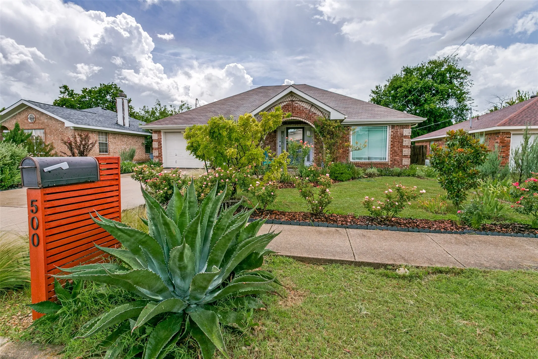 Single Family Residence For Sale in Tarrant County , 500 S Las Vegas Trail, White Settlement, Texas 76108, 3 Bedroom, 2 Bathroom, 2 Garage spaces, 1,175 Sqft, built in 2002, mls#21301245, Real Estate Agent in White Settlement, Homes For Sale in Tarrant county, Homes For Sale in White Settlement, Realtor in White Settlement Texas, Real Estate Brokerage Independent Realty Texas, Luminita Cordes Realtor