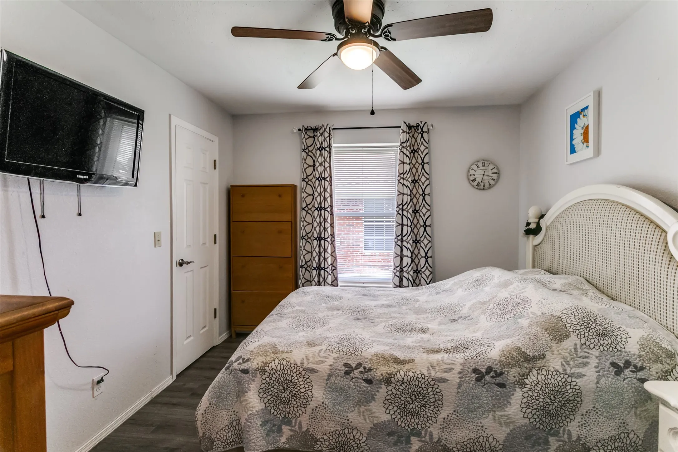 Single Family Residence For Sale in Tarrant County , 500 S Las Vegas Trail, White Settlement, Texas 76108, 3 Bedroom, 2 Bathroom, 2 Garage spaces, 1,175 Sqft, built in 2002, mls#21301245, Real Estate Agent in White Settlement, Homes For Sale in Tarrant county, Homes For Sale in White Settlement, Realtor in White Settlement Texas, Real Estate Brokerage Independent Realty Texas, Luminita Cordes Realtor
