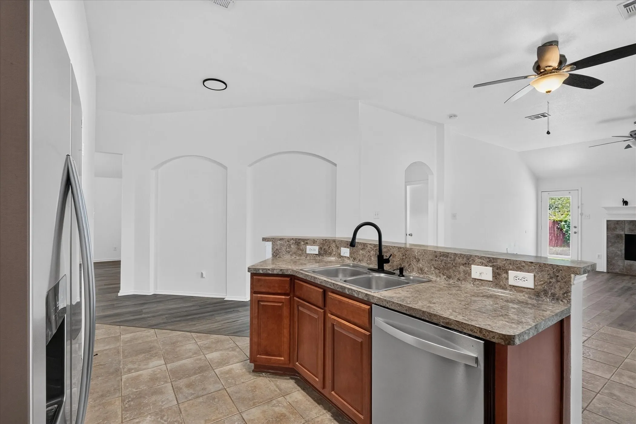 Single Family Residence For Rent in Collin County , 9324 Warren Drive, Mc Kinney, Texas 75071, 3 Bedroom, 2 Bathroom, 2 Garage spaces, 1,764 Sqft, built in 2003, mls#21301548, Real Estate Agent in Mc Kinney, Homes For Rent in Collin county, Homes For Rent in Mc Kinney, Realtor in Mc Kinney Texas, Real Estate Brokerage Independent Realty Texas, Luminita Cordes Realtor