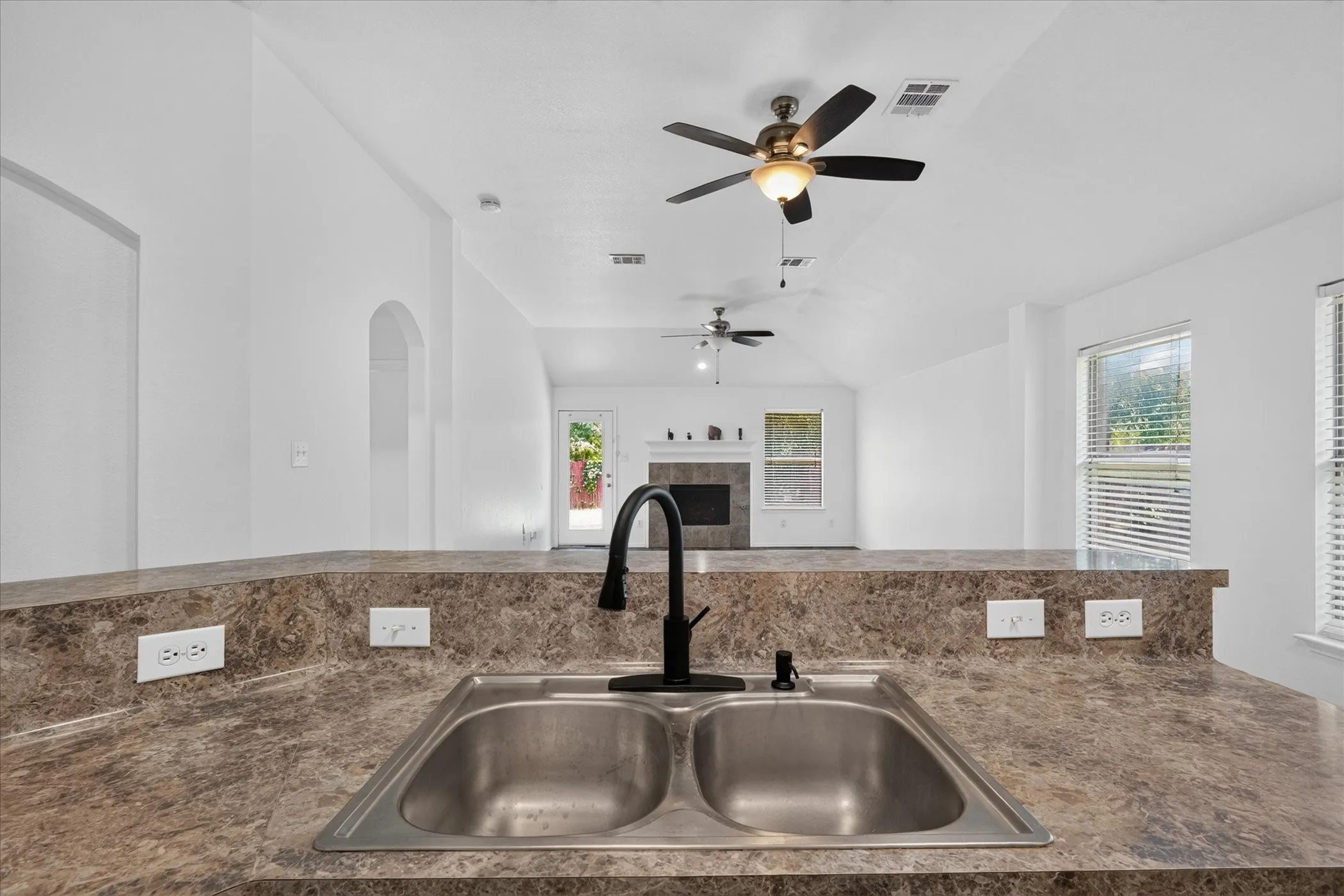 Single Family Residence For Rent in Collin County , 9324 Warren Drive, Mc Kinney, Texas 75071, 3 Bedroom, 2 Bathroom, 2 Garage spaces, 1,764 Sqft, built in 2003, mls#21301548, Real Estate Agent in Mc Kinney, Homes For Rent in Collin county, Homes For Rent in Mc Kinney, Realtor in Mc Kinney Texas, Real Estate Brokerage Independent Realty Texas, Luminita Cordes Realtor