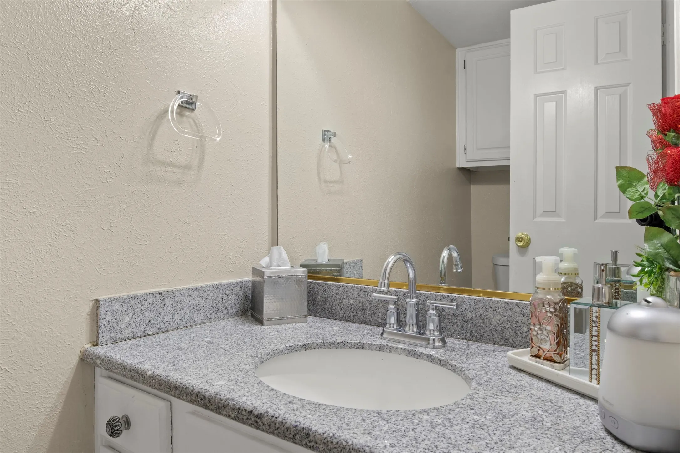 Condominium For Sale in Dallas County , 215 Cimarron Trail 1, Irving, Texas 75063, 2 Bedroom, 3 Bathroom, 1 Garage spaces, 1,348 Sqft, built in 1985, mls#21296436, Real Estate Agent in Irving, Homes For Sale in Dallas county, Homes For Sale in Irving, Realtor in Irving Texas, Real Estate Brokerage Independent Realty Texas, Luminita Cordes Realtor