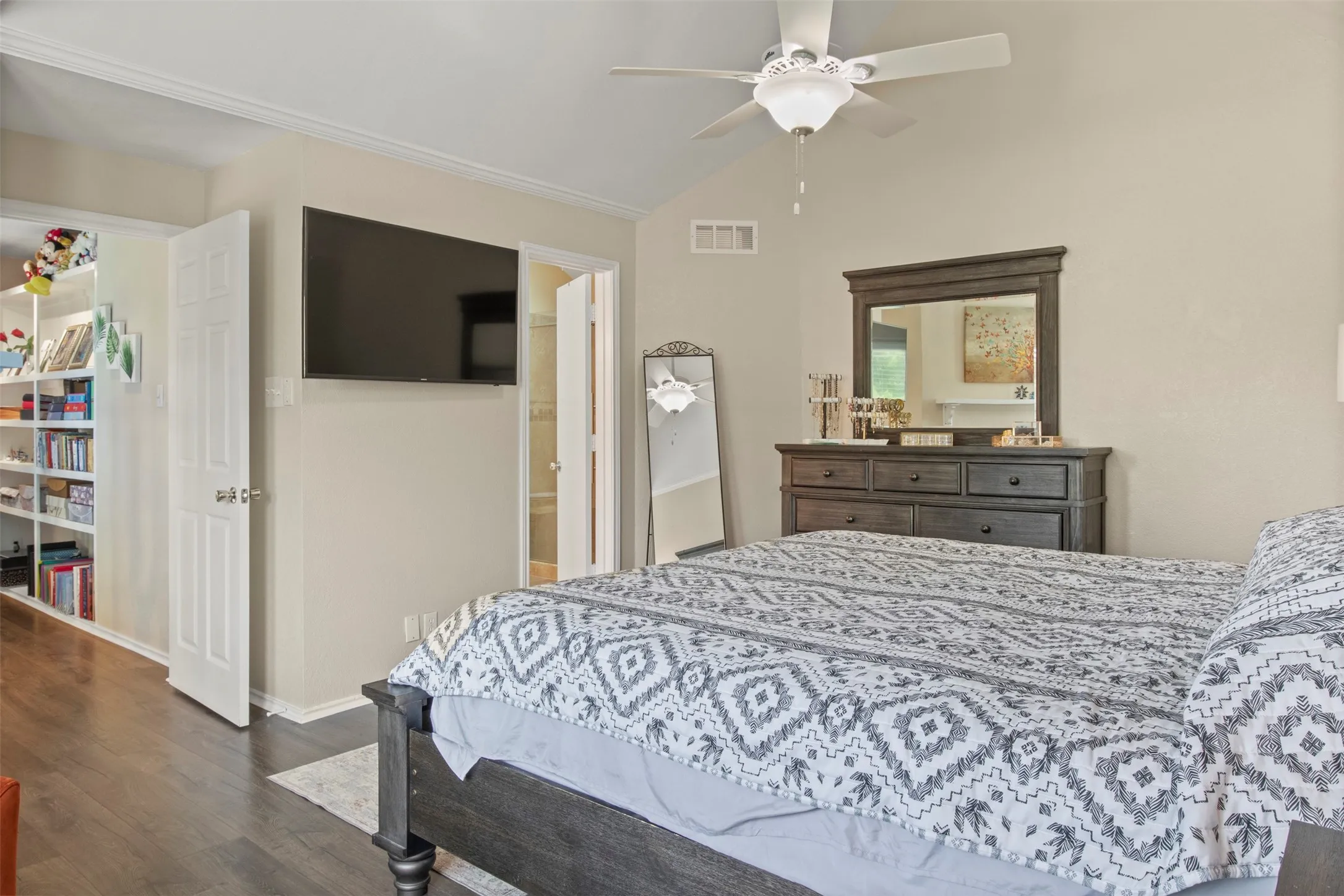 Condominium For Sale in Dallas County , 215 Cimarron Trail 1, Irving, Texas 75063, 2 Bedroom, 3 Bathroom, 1 Garage spaces, 1,348 Sqft, built in 1985, mls#21296436, Real Estate Agent in Irving, Homes For Sale in Dallas county, Homes For Sale in Irving, Realtor in Irving Texas, Real Estate Brokerage Independent Realty Texas, Luminita Cordes Realtor