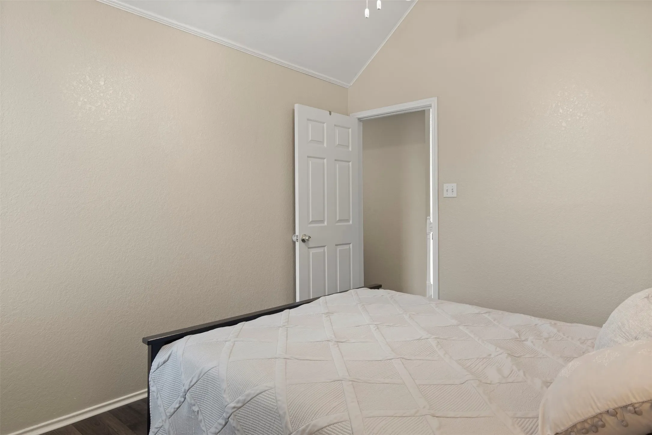 Condominium For Sale in Dallas County , 215 Cimarron Trail 1, Irving, Texas 75063, 2 Bedroom, 3 Bathroom, 1 Garage spaces, 1,348 Sqft, built in 1985, mls#21296436, Real Estate Agent in Irving, Homes For Sale in Dallas county, Homes For Sale in Irving, Realtor in Irving Texas, Real Estate Brokerage Independent Realty Texas, Luminita Cordes Realtor