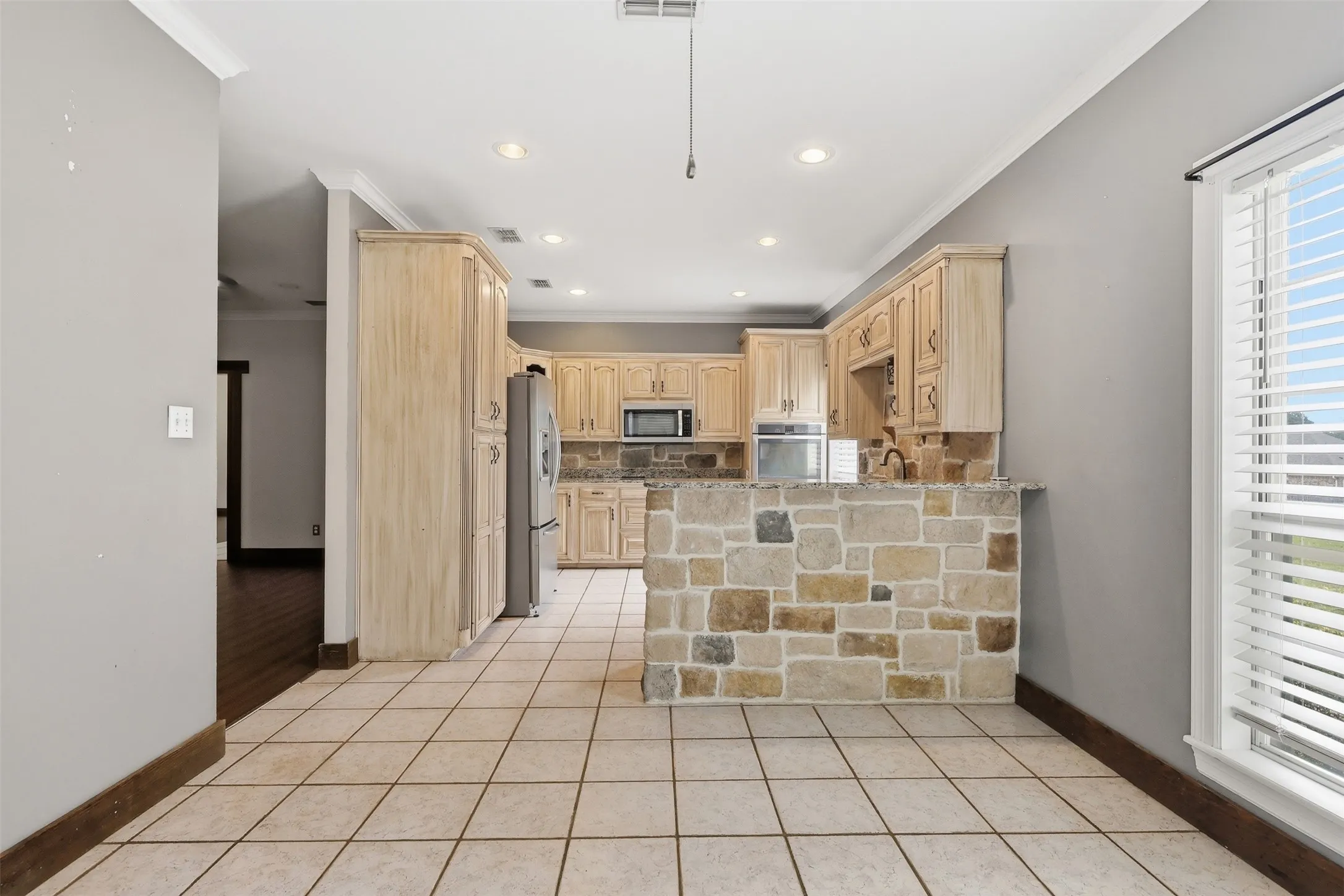 Single Family Residence For Sale in Smith County , 13348 FM 2710, Lindale, Texas 75771, 4 Bedroom, 3 Bathroom, 2 Garage spaces, 2,500 Sqft, built in 1995, Price $475,000, mls#21301556, Real Estate Agent in Lindale, Homes For Sale in Smith county, Homes For Sale in Lindale, Realtor in Lindale Texas, Real Estate Brokerage Independent Realty Texas, Luminita Cordes Realtor