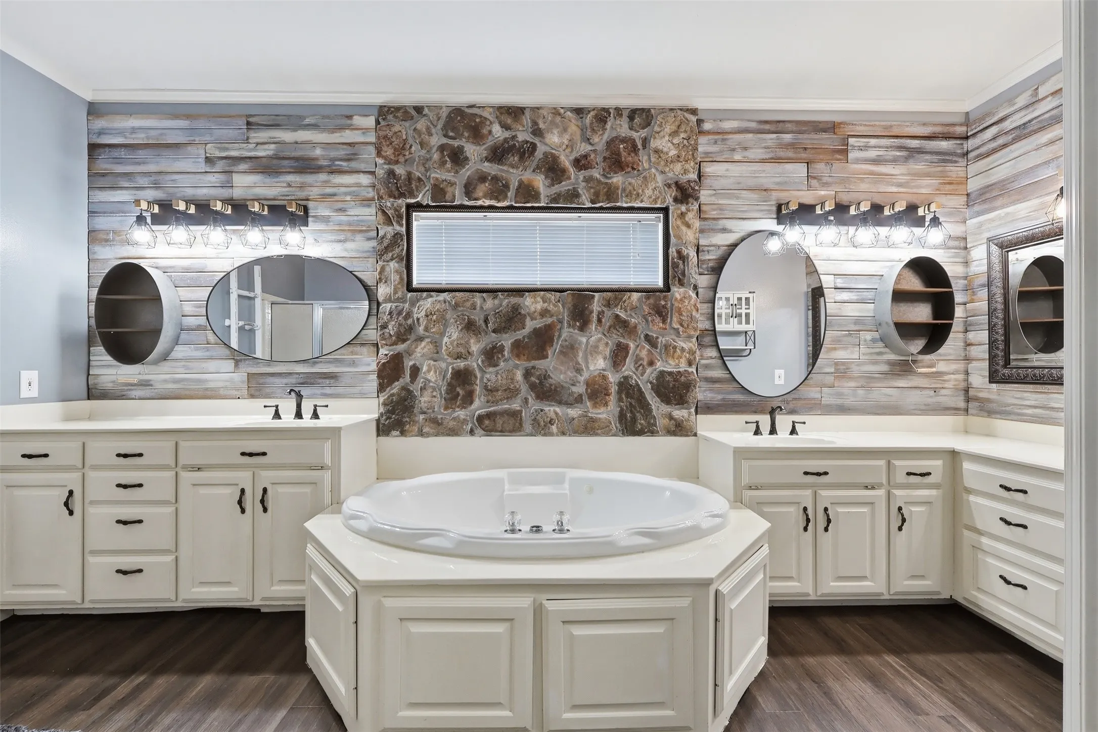 Primary bathroom jetted tub