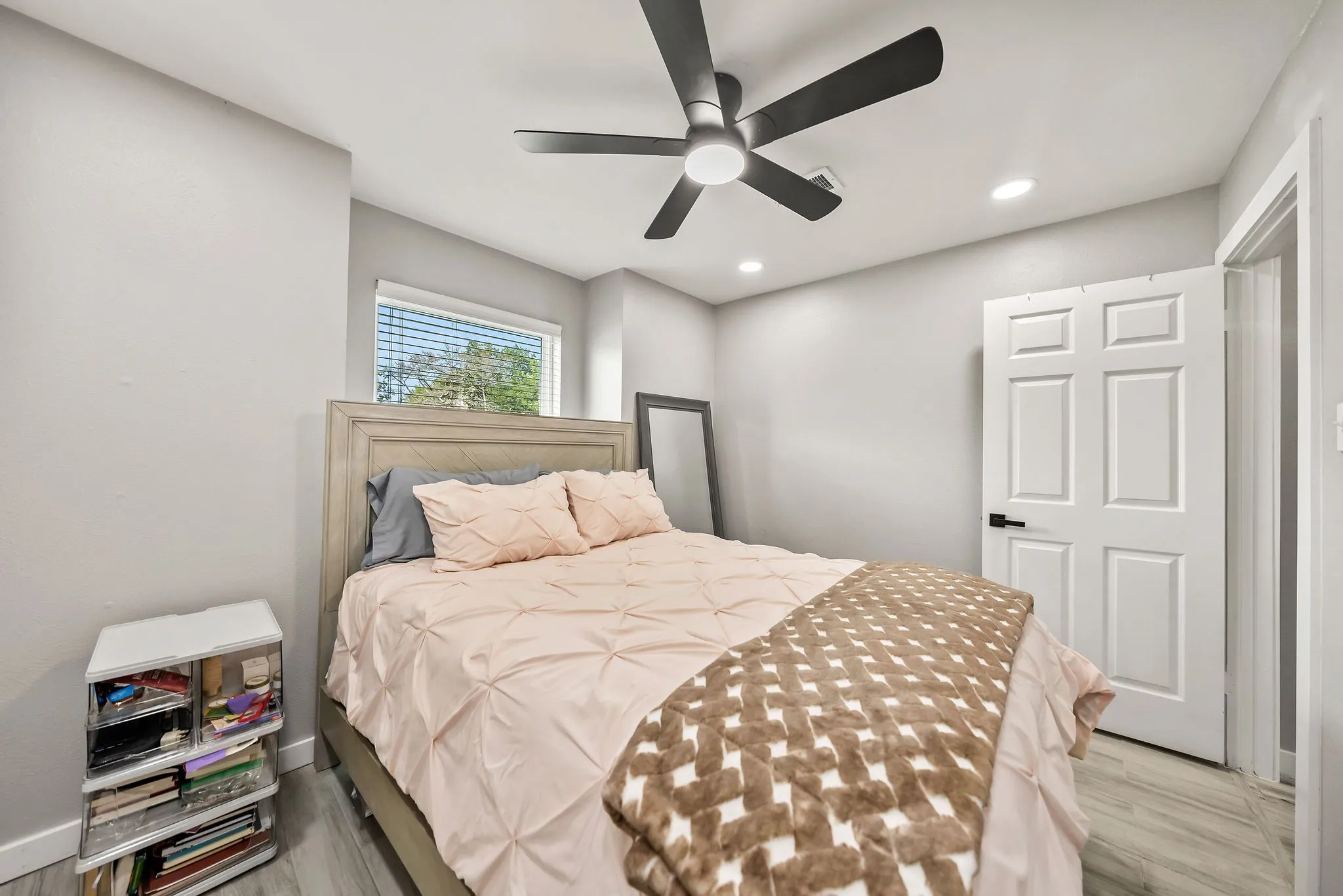 Condominium For Sale in Dallas County , 630 W Canty Street B3, Dallas, Texas 75208, 2 Bedroom, 2 Bathroom, Garage spaces, 1,071 Sqft, built in 1982, mls#21301573, Real Estate Agent in Dallas, Homes For Sale in Dallas county, Homes For Sale in Dallas, Realtor in Dallas Texas, Real Estate Brokerage Independent Realty Texas, Luminita Cordes Realtor