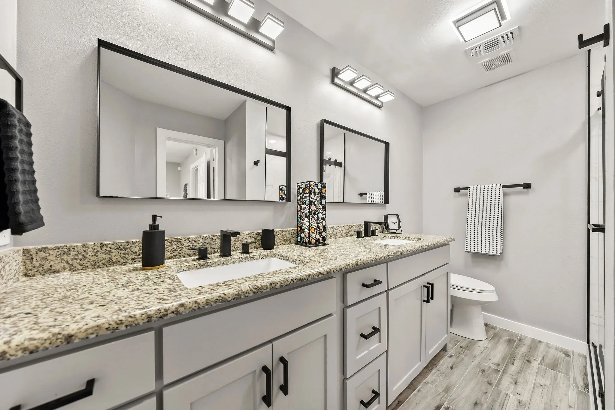 Condominium For Sale in Dallas County , 630 W Canty Street B3, Dallas, Texas 75208, 2 Bedroom, 2 Bathroom, Garage spaces, 1,071 Sqft, built in 1982, mls#21301573, Real Estate Agent in Dallas, Homes For Sale in Dallas county, Homes For Sale in Dallas, Realtor in Dallas Texas, Real Estate Brokerage Independent Realty Texas, Luminita Cordes Realtor