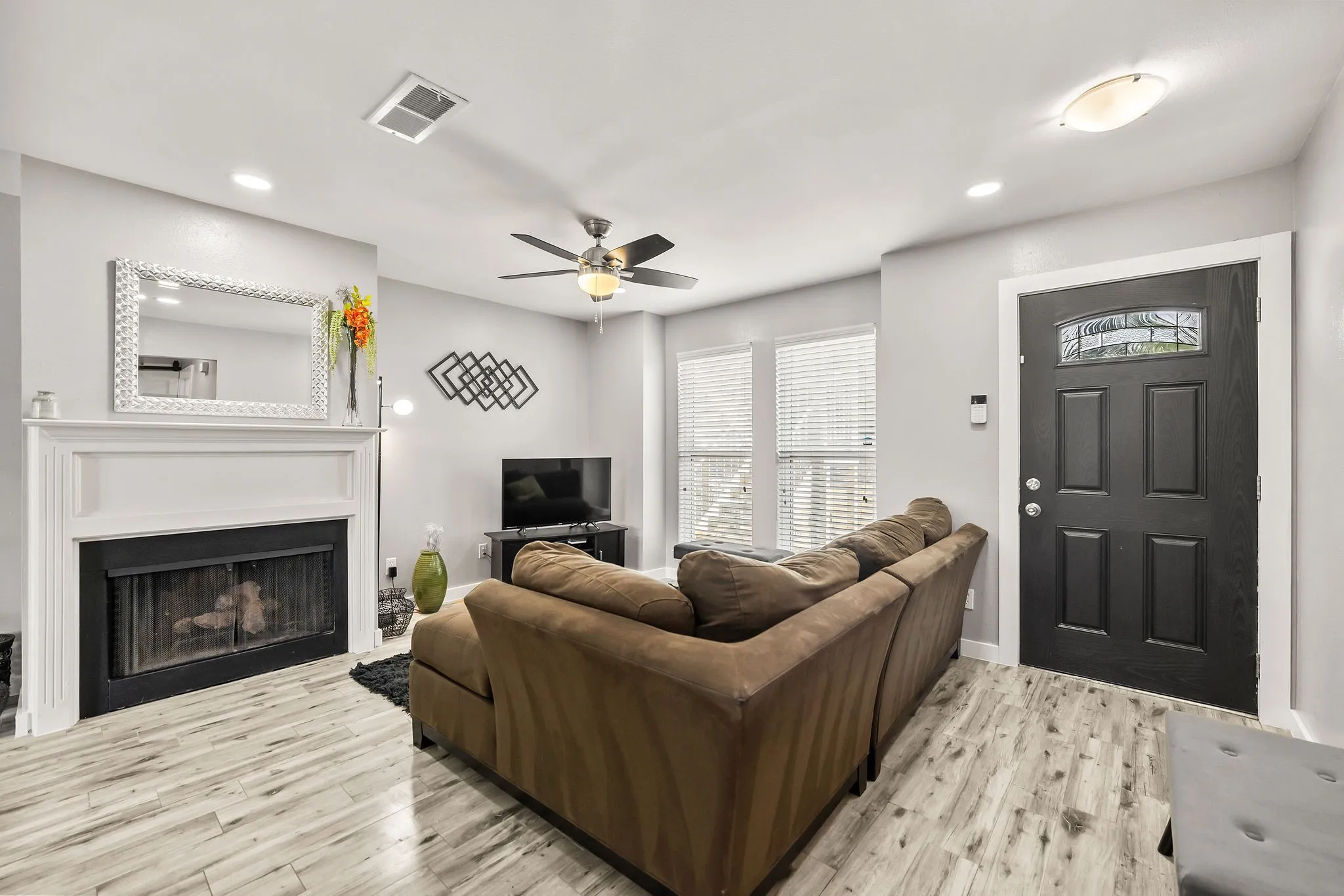 Condominium For Sale in Dallas County , 630 W Canty Street B3, Dallas, Texas 75208, 2 Bedroom, 2 Bathroom, Garage spaces, 1,071 Sqft, built in 1982, mls#21301573, Real Estate Agent in Dallas, Homes For Sale in Dallas county, Homes For Sale in Dallas, Realtor in Dallas Texas, Real Estate Brokerage Independent Realty Texas, Luminita Cordes Realtor