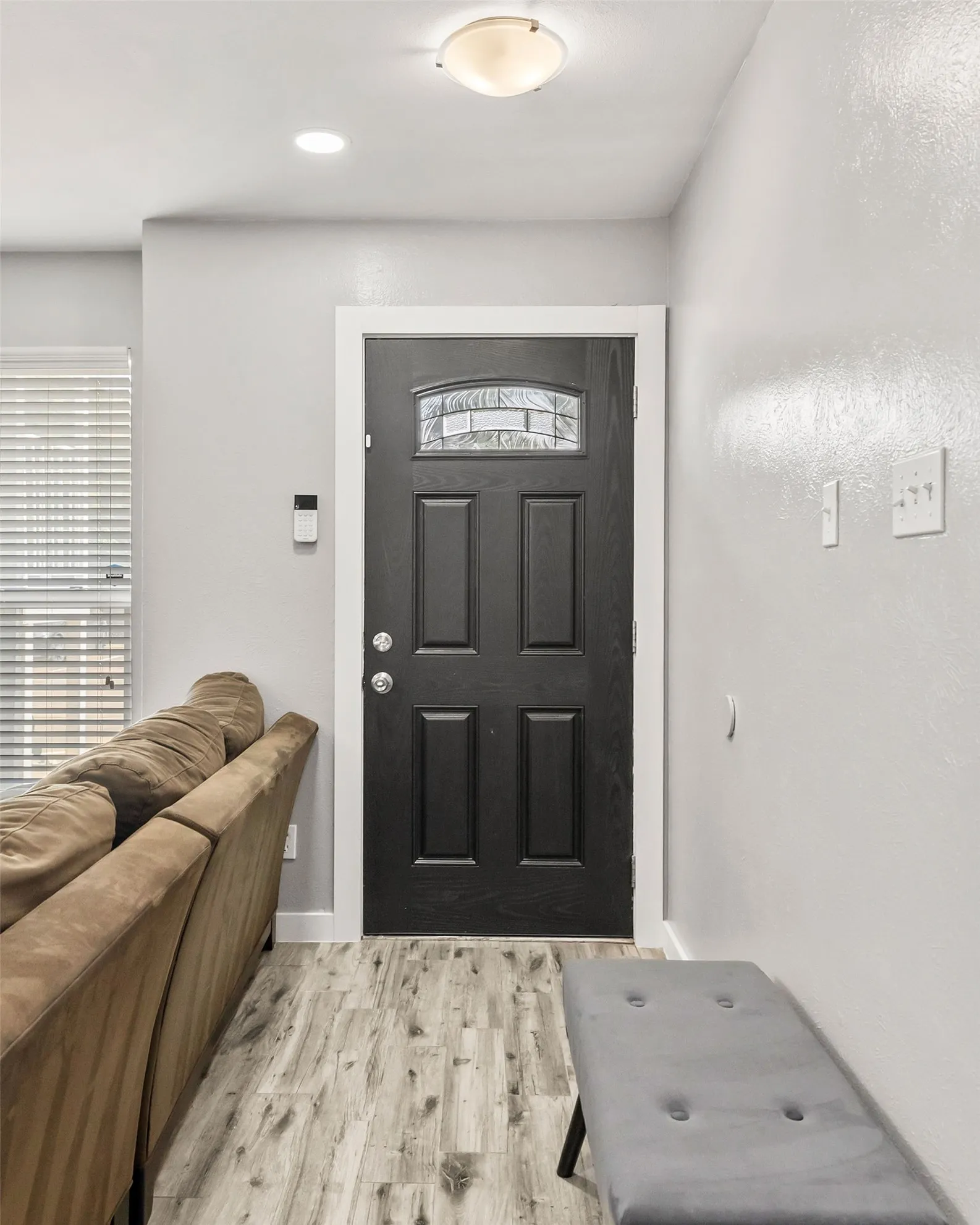 Condominium For Sale in Dallas County , 630 W Canty Street B3, Dallas, Texas 75208, 2 Bedroom, 2 Bathroom, Garage spaces, 1,071 Sqft, built in 1982, mls#21301573, Real Estate Agent in Dallas, Homes For Sale in Dallas county, Homes For Sale in Dallas, Realtor in Dallas Texas, Real Estate Brokerage Independent Realty Texas, Luminita Cordes Realtor