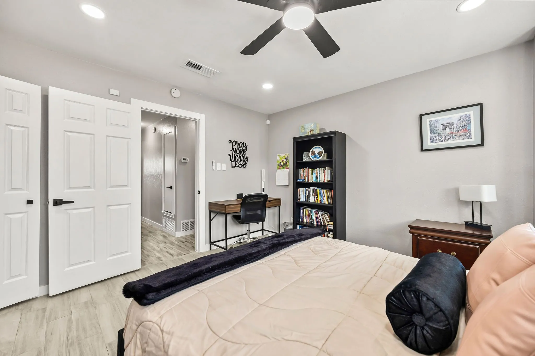 Condominium For Sale in Dallas County , 630 W Canty Street B3, Dallas, Texas 75208, 2 Bedroom, 2 Bathroom, Garage spaces, 1,071 Sqft, built in 1982, mls#21301573, Real Estate Agent in Dallas, Homes For Sale in Dallas county, Homes For Sale in Dallas, Realtor in Dallas Texas, Real Estate Brokerage Independent Realty Texas, Luminita Cordes Realtor