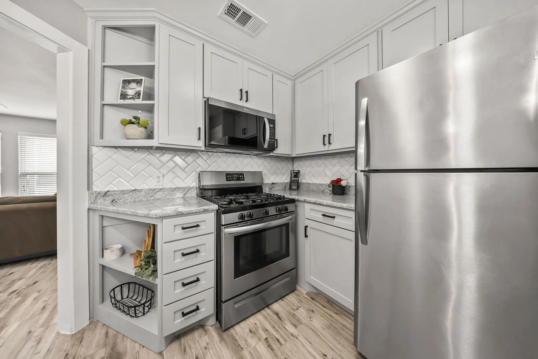Condominium For Sale in Dallas County , 630 W Canty Street B3, Dallas, Texas 75208, 2 Bedroom, 2 Bathroom, Garage spaces, 1,071 Sqft, built in 1982, mls#21301573, Real Estate Agent in Dallas, Homes For Sale in Dallas county, Homes For Sale in Dallas, Realtor in Dallas Texas, Real Estate Brokerage Independent Realty Texas, Luminita Cordes Realtor