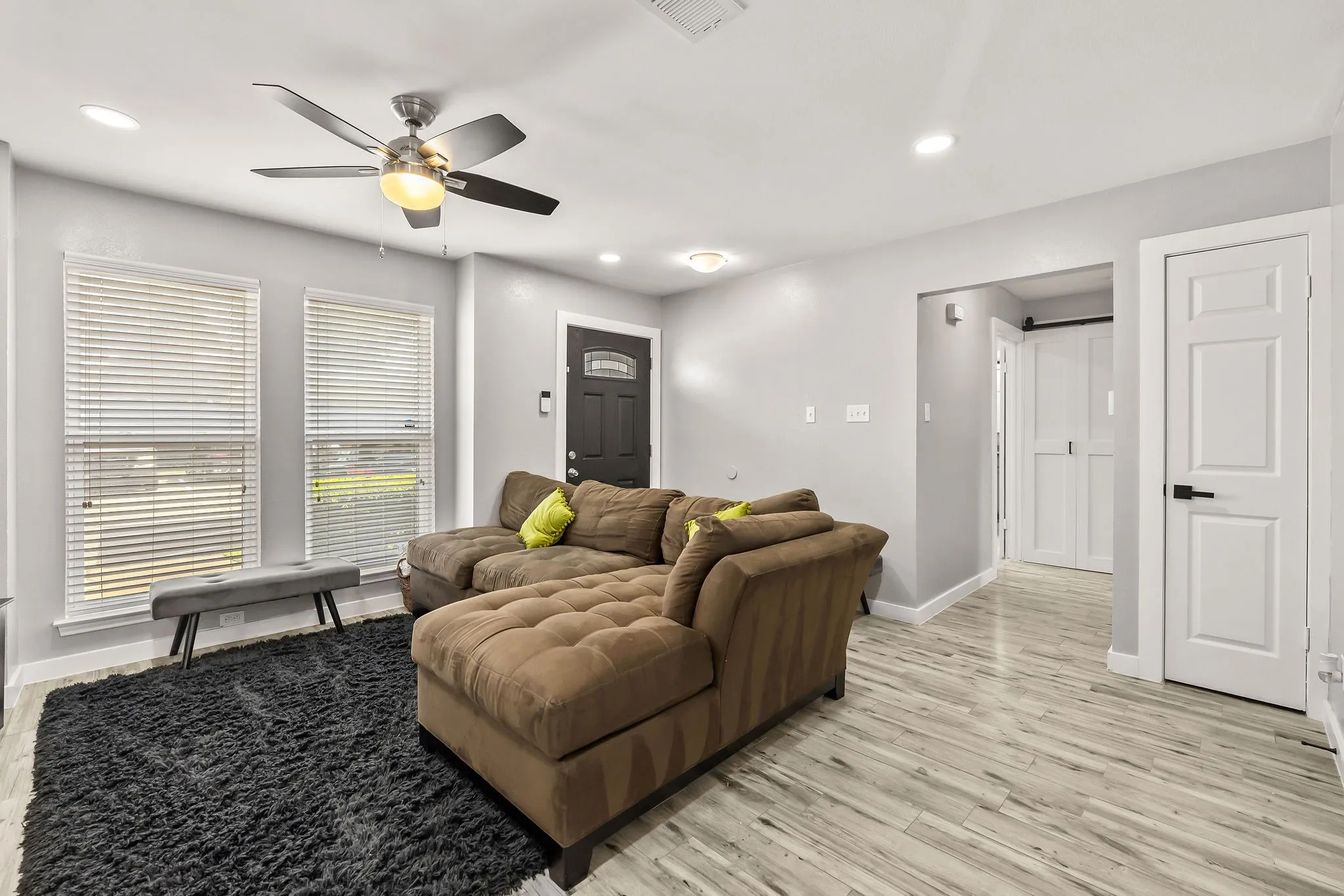 Condominium For Sale in Dallas County , 630 W Canty Street B3, Dallas, Texas 75208, 2 Bedroom, 2 Bathroom, Garage spaces, 1,071 Sqft, built in 1982, mls#21301573, Real Estate Agent in Dallas, Homes For Sale in Dallas county, Homes For Sale in Dallas, Realtor in Dallas Texas, Real Estate Brokerage Independent Realty Texas, Luminita Cordes Realtor