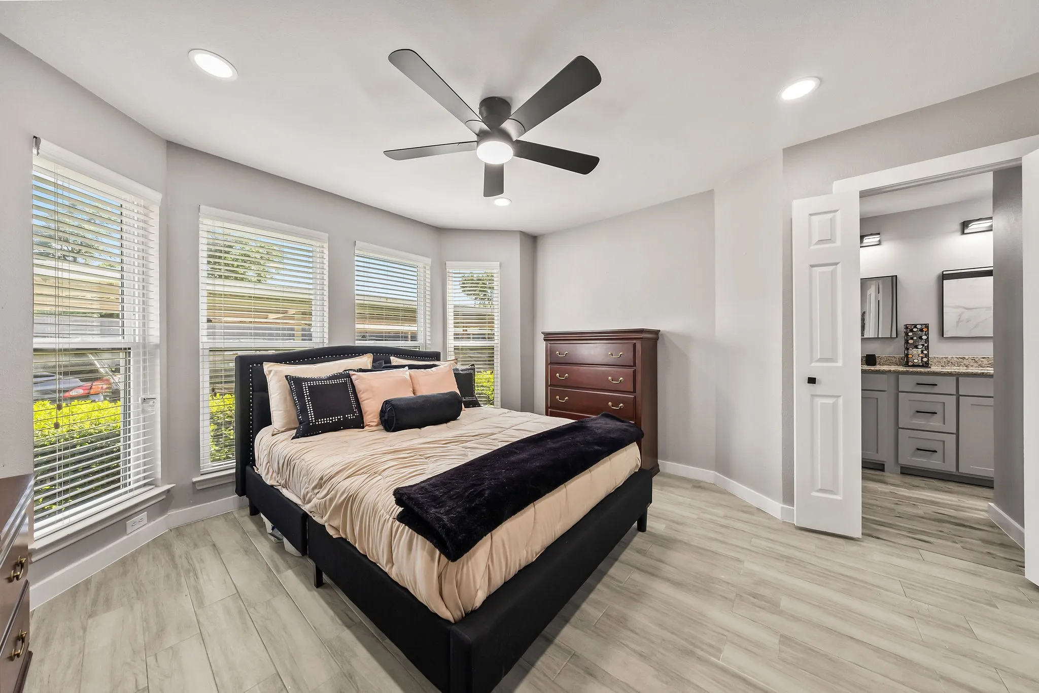 Condominium For Sale in Dallas County , 630 W Canty Street B3, Dallas, Texas 75208, 2 Bedroom, 2 Bathroom, Garage spaces, 1,071 Sqft, built in 1982, mls#21301573, Real Estate Agent in Dallas, Homes For Sale in Dallas county, Homes For Sale in Dallas, Realtor in Dallas Texas, Real Estate Brokerage Independent Realty Texas, Luminita Cordes Realtor