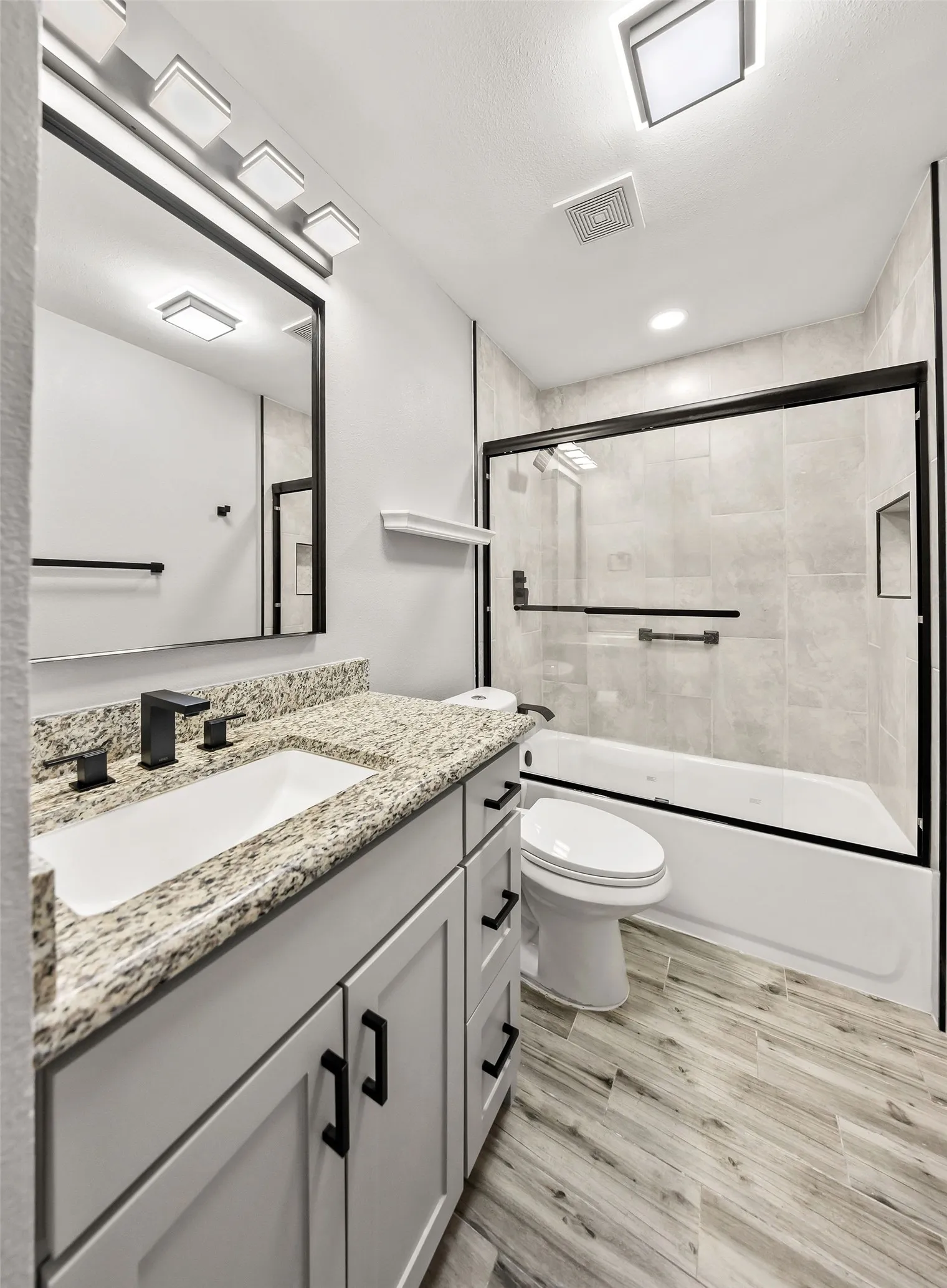 Condominium For Sale in Dallas County , 630 W Canty Street B3, Dallas, Texas 75208, 2 Bedroom, 2 Bathroom, Garage spaces, 1,071 Sqft, built in 1982, mls#21301573, Real Estate Agent in Dallas, Homes For Sale in Dallas county, Homes For Sale in Dallas, Realtor in Dallas Texas, Real Estate Brokerage Independent Realty Texas, Luminita Cordes Realtor