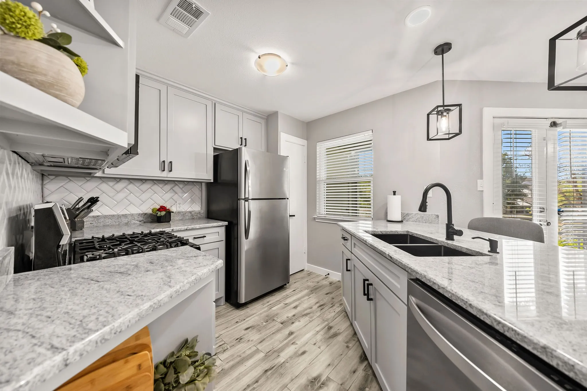 Condominium For Sale in Dallas County , 630 W Canty Street B3, Dallas, Texas 75208, 2 Bedroom, 2 Bathroom, Garage spaces, 1,071 Sqft, built in 1982, mls#21301573, Real Estate Agent in Dallas, Homes For Sale in Dallas county, Homes For Sale in Dallas, Realtor in Dallas Texas, Real Estate Brokerage Independent Realty Texas, Luminita Cordes Realtor
