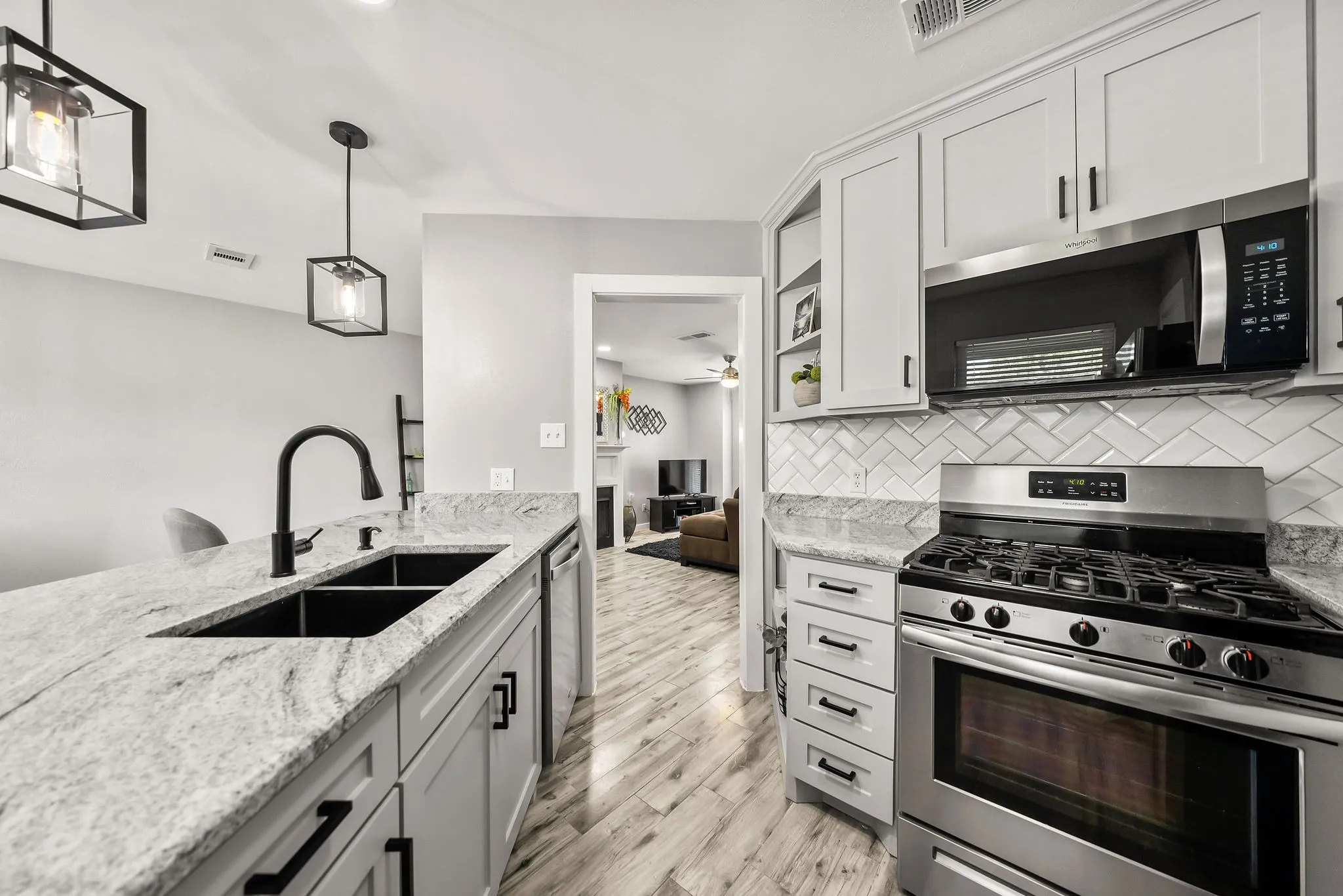 Condominium For Sale in Dallas County , 630 W Canty Street B3, Dallas, Texas 75208, 2 Bedroom, 2 Bathroom, Garage spaces, 1,071 Sqft, built in 1982, mls#21301573, Real Estate Agent in Dallas, Homes For Sale in Dallas county, Homes For Sale in Dallas, Realtor in Dallas Texas, Real Estate Brokerage Independent Realty Texas, Luminita Cordes Realtor