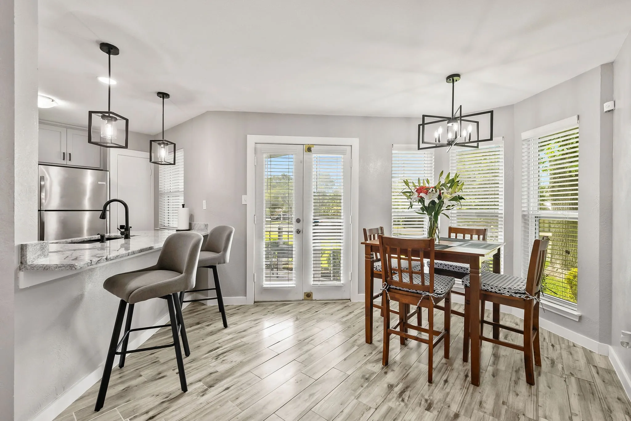 Condominium For Sale in Dallas County , 630 W Canty Street B3, Dallas, Texas 75208, 2 Bedroom, 2 Bathroom, Garage spaces, 1,071 Sqft, built in 1982, mls#21301573, Real Estate Agent in Dallas, Homes For Sale in Dallas county, Homes For Sale in Dallas, Realtor in Dallas Texas, Real Estate Brokerage Independent Realty Texas, Luminita Cordes Realtor