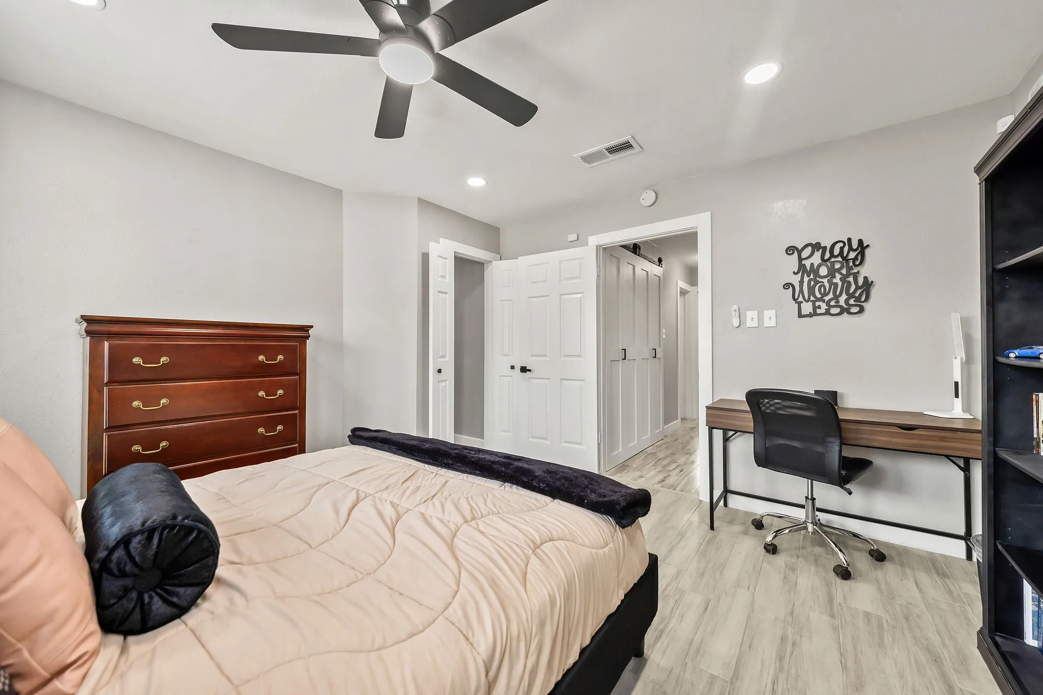 Condominium For Sale in Dallas County , 630 W Canty Street B3, Dallas, Texas 75208, 2 Bedroom, 2 Bathroom, Garage spaces, 1,071 Sqft, built in 1982, mls#21301573, Real Estate Agent in Dallas, Homes For Sale in Dallas county, Homes For Sale in Dallas, Realtor in Dallas Texas, Real Estate Brokerage Independent Realty Texas, Luminita Cordes Realtor