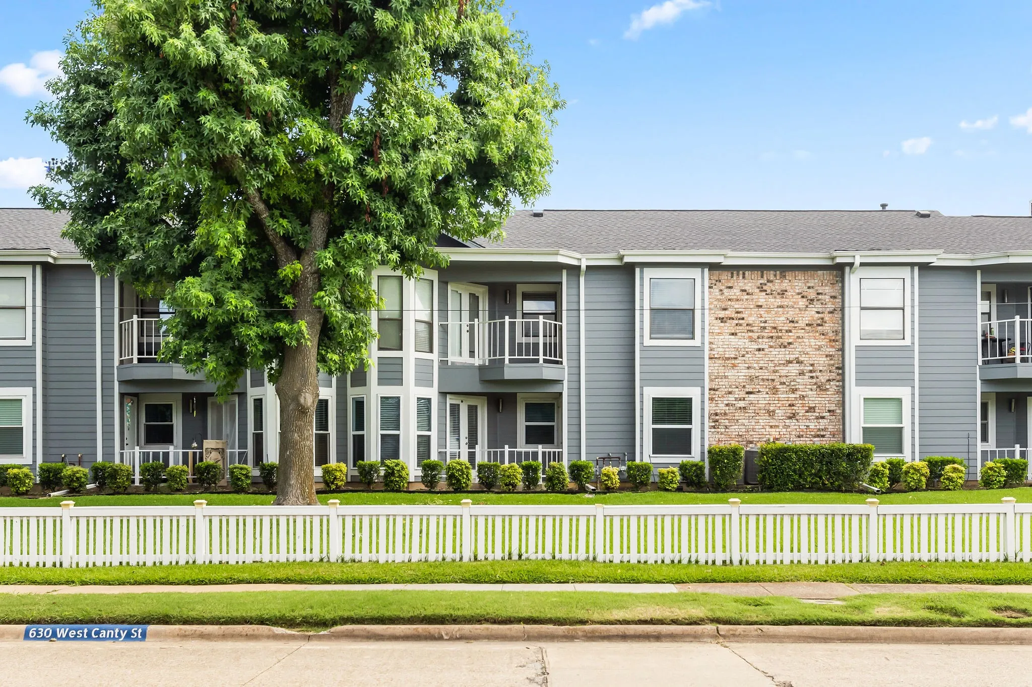 Condominium For Sale in Dallas County , 630 W Canty Street B3, Dallas, Texas 75208, 2 Bedroom, 2 Bathroom, Garage spaces, 1,071 Sqft, built in 1982, mls#21301573, Real Estate Agent in Dallas, Homes For Sale in Dallas county, Homes For Sale in Dallas, Realtor in Dallas Texas, Real Estate Brokerage Independent Realty Texas, Luminita Cordes Realtor
