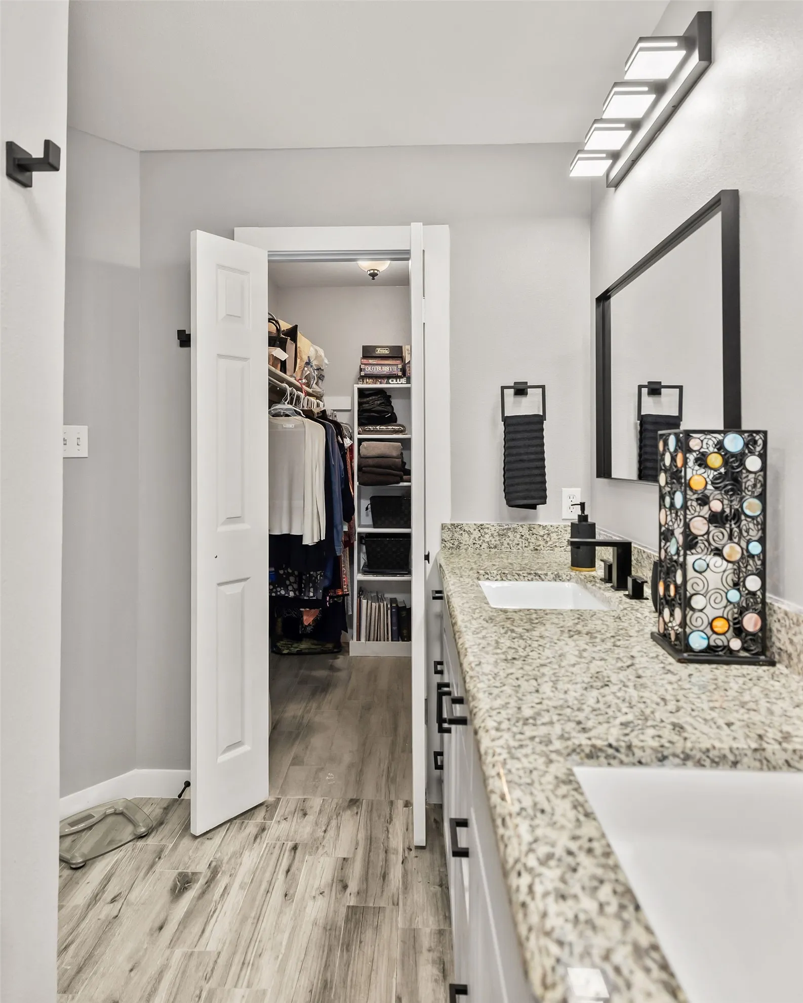 Condominium For Sale in Dallas County , 630 W Canty Street B3, Dallas, Texas 75208, 2 Bedroom, 2 Bathroom, Garage spaces, 1,071 Sqft, built in 1982, mls#21301573, Real Estate Agent in Dallas, Homes For Sale in Dallas county, Homes For Sale in Dallas, Realtor in Dallas Texas, Real Estate Brokerage Independent Realty Texas, Luminita Cordes Realtor