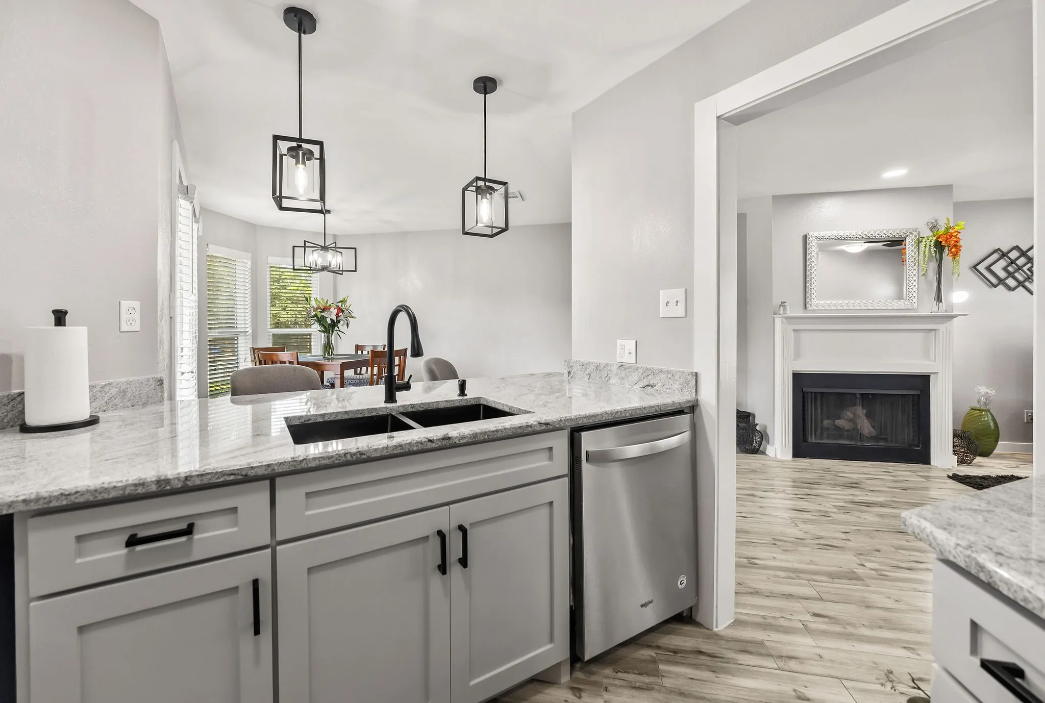 Condominium For Sale in Dallas County , 630 W Canty Street B3, Dallas, Texas 75208, 2 Bedroom, 2 Bathroom, Garage spaces, 1,071 Sqft, built in 1982, mls#21301573, Real Estate Agent in Dallas, Homes For Sale in Dallas county, Homes For Sale in Dallas, Realtor in Dallas Texas, Real Estate Brokerage Independent Realty Texas, Luminita Cordes Realtor