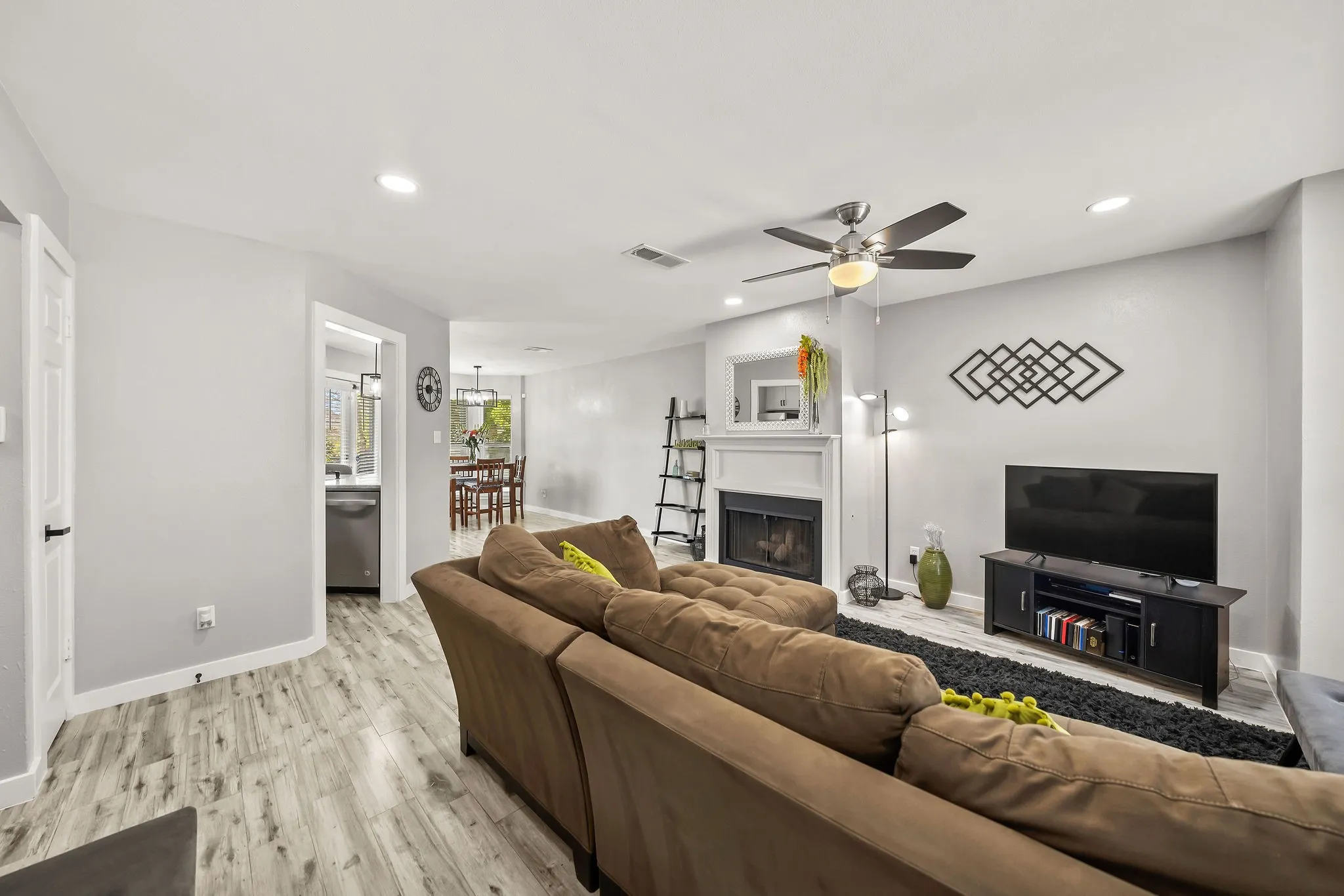 Condominium For Sale in Dallas County , 630 W Canty Street B3, Dallas, Texas 75208, 2 Bedroom, 2 Bathroom, Garage spaces, 1,071 Sqft, built in 1982, mls#21301573, Real Estate Agent in Dallas, Homes For Sale in Dallas county, Homes For Sale in Dallas, Realtor in Dallas Texas, Real Estate Brokerage Independent Realty Texas, Luminita Cordes Realtor