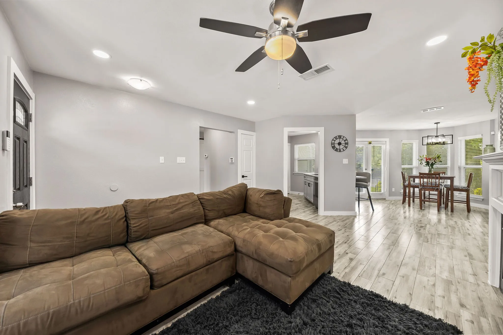 Condominium For Sale in Dallas County , 630 W Canty Street B3, Dallas, Texas 75208, 2 Bedroom, 2 Bathroom, Garage spaces, 1,071 Sqft, built in 1982, mls#21301573, Real Estate Agent in Dallas, Homes For Sale in Dallas county, Homes For Sale in Dallas, Realtor in Dallas Texas, Real Estate Brokerage Independent Realty Texas, Luminita Cordes Realtor