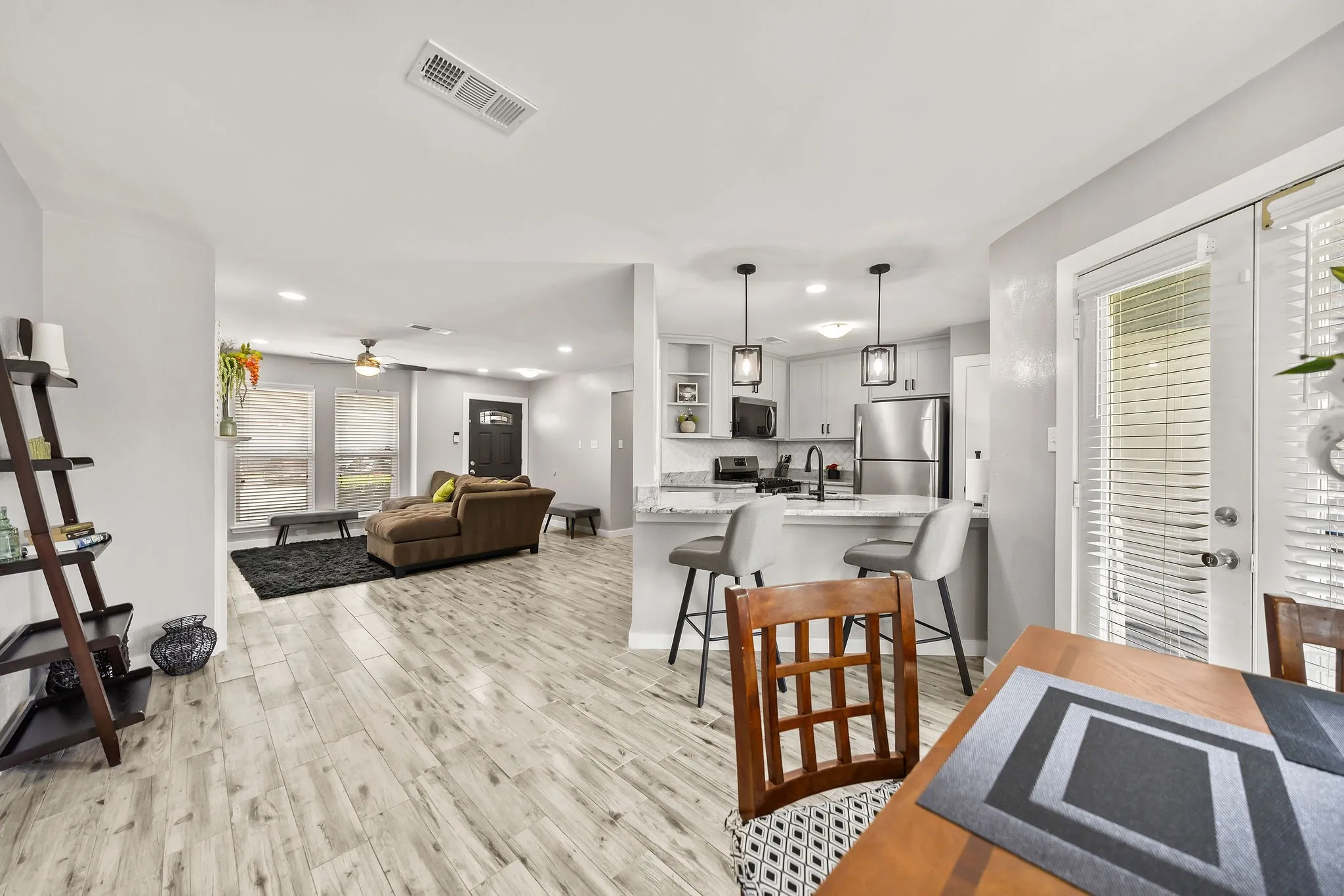 Condominium For Sale in Dallas County , 630 W Canty Street B3, Dallas, Texas 75208, 2 Bedroom, 2 Bathroom, Garage spaces, 1,071 Sqft, built in 1982, mls#21301573, Real Estate Agent in Dallas, Homes For Sale in Dallas county, Homes For Sale in Dallas, Realtor in Dallas Texas, Real Estate Brokerage Independent Realty Texas, Luminita Cordes Realtor