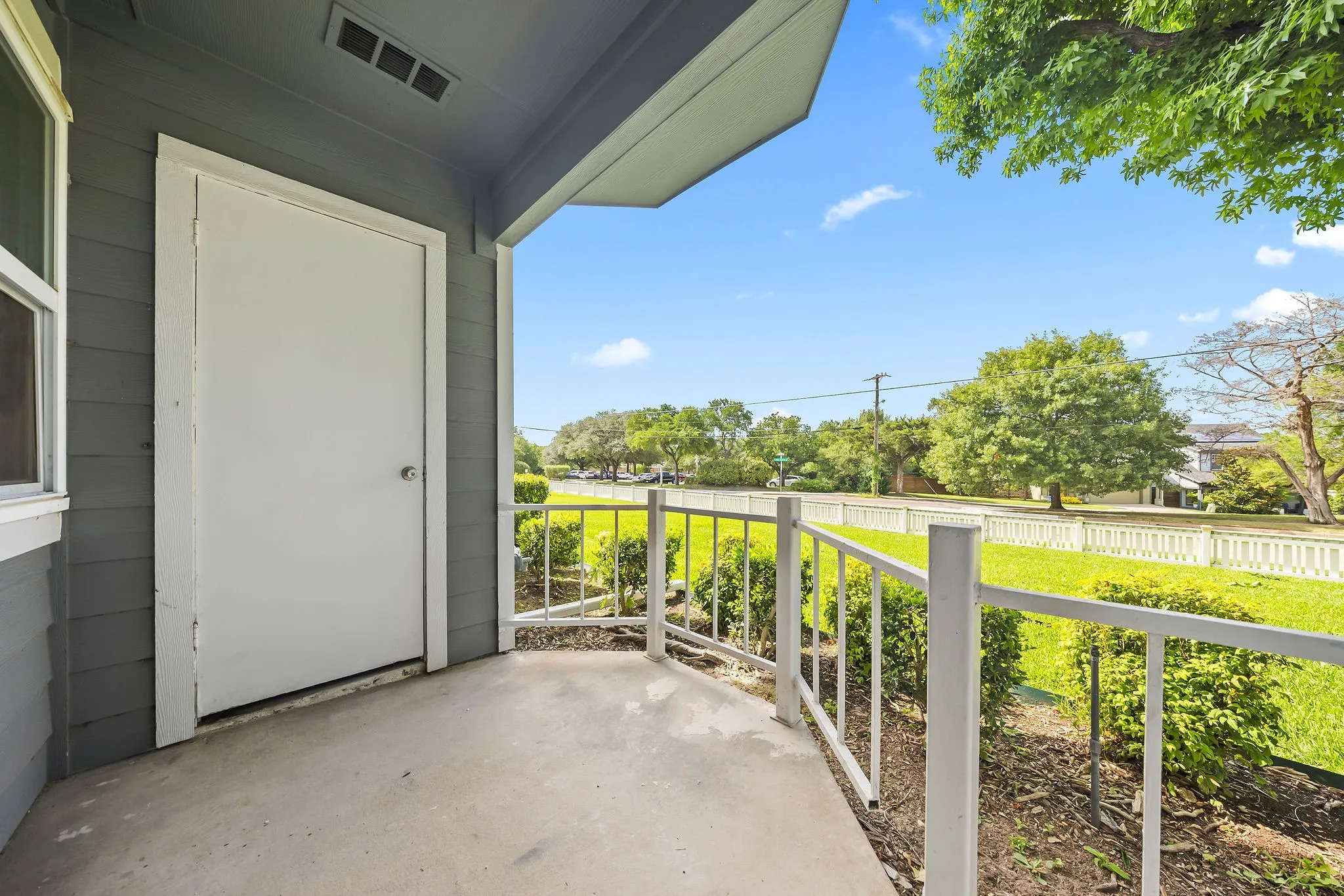 Condominium For Sale in Dallas County , 630 W Canty Street B3, Dallas, Texas 75208, 2 Bedroom, 2 Bathroom, Garage spaces, 1,071 Sqft, built in 1982, mls#21301573, Real Estate Agent in Dallas, Homes For Sale in Dallas county, Homes For Sale in Dallas, Realtor in Dallas Texas, Real Estate Brokerage Independent Realty Texas, Luminita Cordes Realtor