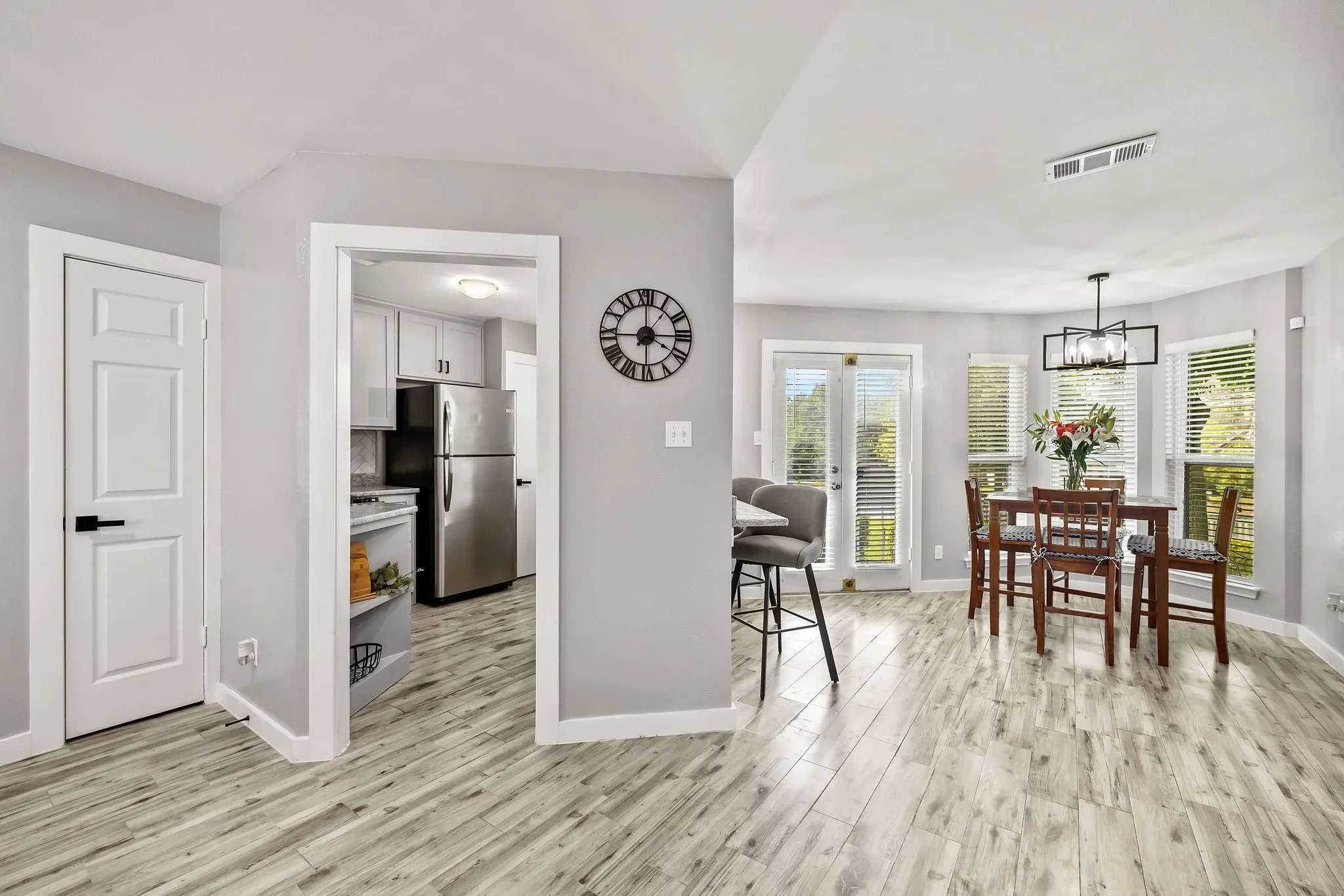 Condominium For Sale in Dallas County , 630 W Canty Street B3, Dallas, Texas 75208, 2 Bedroom, 2 Bathroom, Garage spaces, 1,071 Sqft, built in 1982, mls#21301573, Real Estate Agent in Dallas, Homes For Sale in Dallas county, Homes For Sale in Dallas, Realtor in Dallas Texas, Real Estate Brokerage Independent Realty Texas, Luminita Cordes Realtor