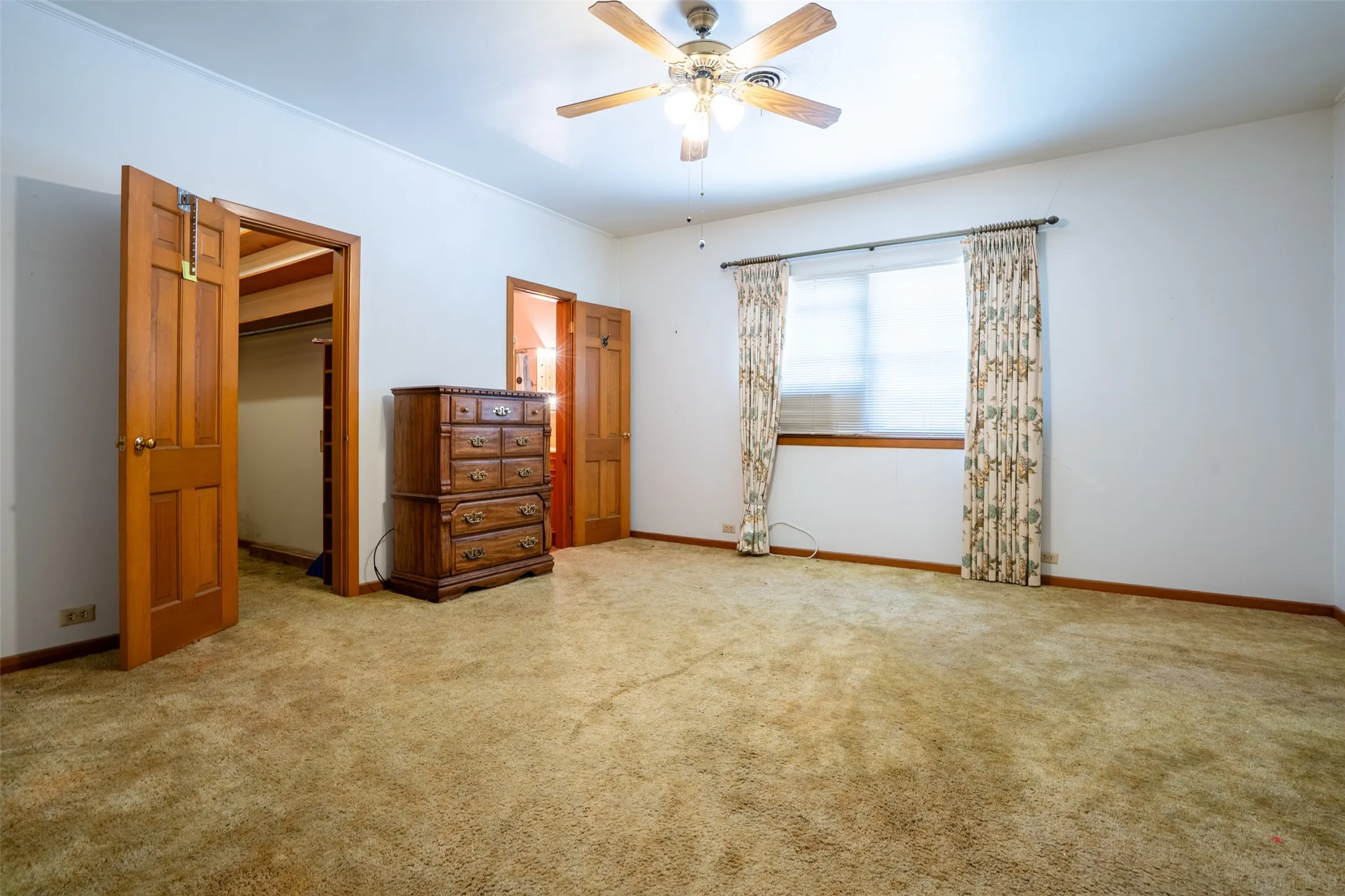 Single Family Residence For Sale in Comanche County , 908 W Barnes Avenue, Comanche, Texas 76442, 3 Bedroom, 2 Bathroom, 2 Garage spaces, 2,564 Sqft, built in 1955, mls#21301480, Real Estate Agent in Comanche, Homes For Sale in Comanche county, Homes For Sale in Comanche, Realtor in Comanche Texas, Real Estate Brokerage Independent Realty Texas, Luminita Cordes Realtor