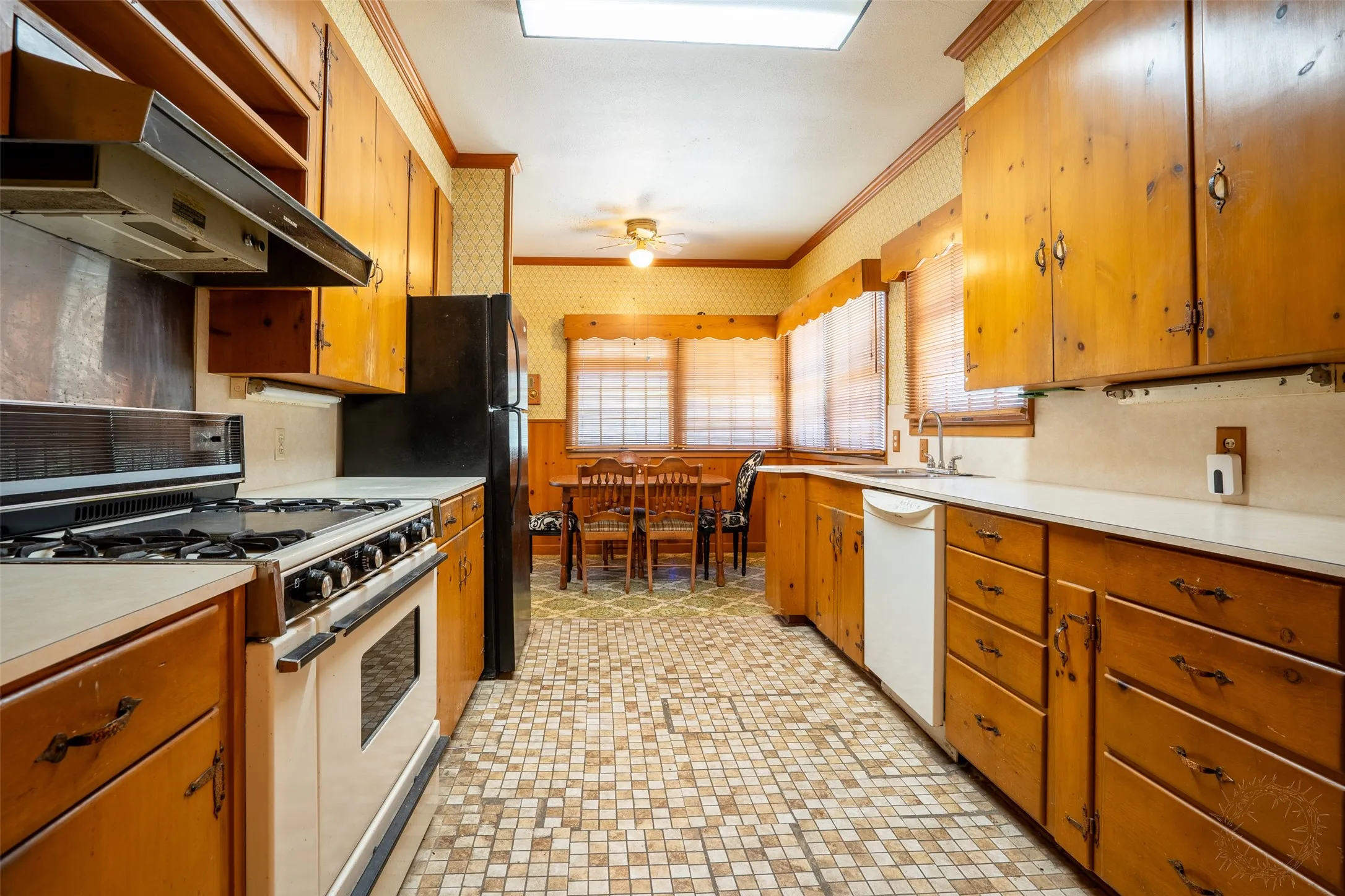 Single Family Residence For Sale in Comanche County , 908 W Barnes Avenue, Comanche, Texas 76442, 3 Bedroom, 2 Bathroom, 2 Garage spaces, 2,564 Sqft, built in 1955, mls#21301480, Real Estate Agent in Comanche, Homes For Sale in Comanche county, Homes For Sale in Comanche, Realtor in Comanche Texas, Real Estate Brokerage Independent Realty Texas, Luminita Cordes Realtor