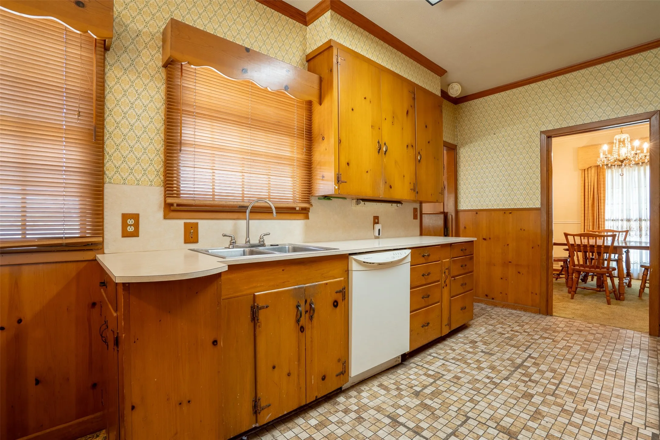 Single Family Residence For Sale in Comanche County , 908 W Barnes Avenue, Comanche, Texas 76442, 3 Bedroom, 2 Bathroom, 2 Garage spaces, 2,564 Sqft, built in 1955, mls#21301480, Real Estate Agent in Comanche, Homes For Sale in Comanche county, Homes For Sale in Comanche, Realtor in Comanche Texas, Real Estate Brokerage Independent Realty Texas, Luminita Cordes Realtor