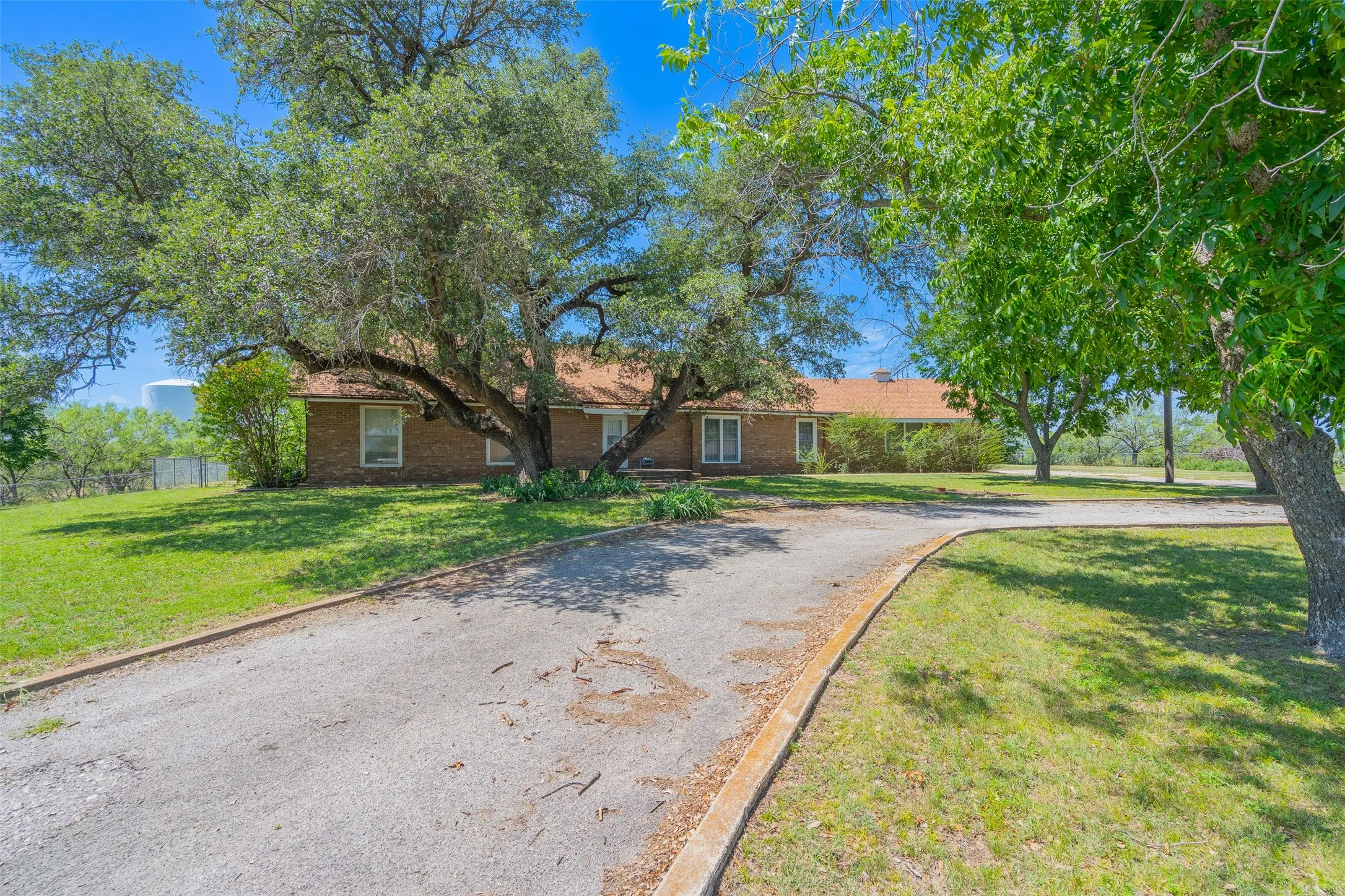 Single Family Residence For Sale in Comanche County , 908 W Barnes Avenue, Comanche, Texas 76442, 3 Bedroom, 2 Bathroom, 2 Garage spaces, 2,564 Sqft, built in 1955, mls#21301480, Real Estate Agent in Comanche, Homes For Sale in Comanche county, Homes For Sale in Comanche, Realtor in Comanche Texas, Real Estate Brokerage Independent Realty Texas, Luminita Cordes Realtor