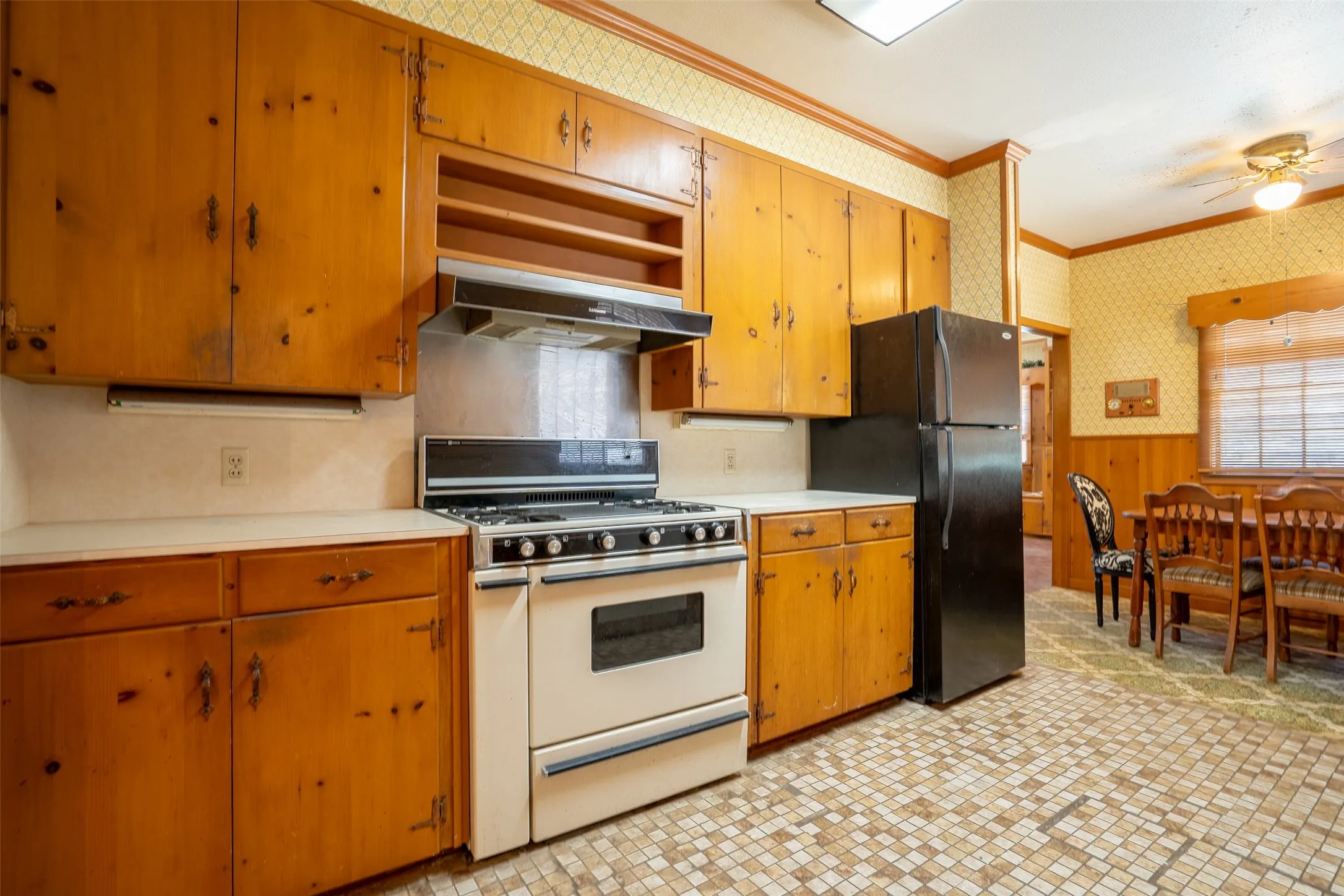 Single Family Residence For Sale in Comanche County , 908 W Barnes Avenue, Comanche, Texas 76442, 3 Bedroom, 2 Bathroom, 2 Garage spaces, 2,564 Sqft, built in 1955, mls#21301480, Real Estate Agent in Comanche, Homes For Sale in Comanche county, Homes For Sale in Comanche, Realtor in Comanche Texas, Real Estate Brokerage Independent Realty Texas, Luminita Cordes Realtor
