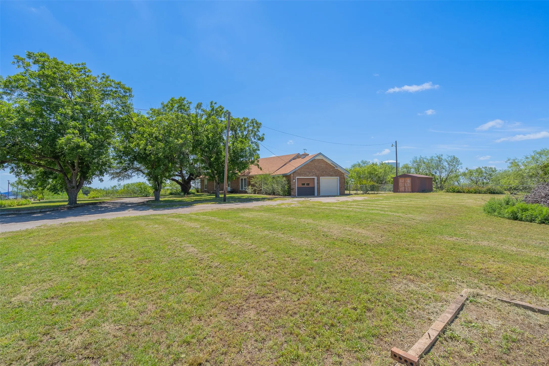 Single Family Residence For Sale in Comanche County , 908 W Barnes Avenue, Comanche, Texas 76442, 3 Bedroom, 2 Bathroom, 2 Garage spaces, 2,564 Sqft, built in 1955, mls#21301480, Real Estate Agent in Comanche, Homes For Sale in Comanche county, Homes For Sale in Comanche, Realtor in Comanche Texas, Real Estate Brokerage Independent Realty Texas, Luminita Cordes Realtor