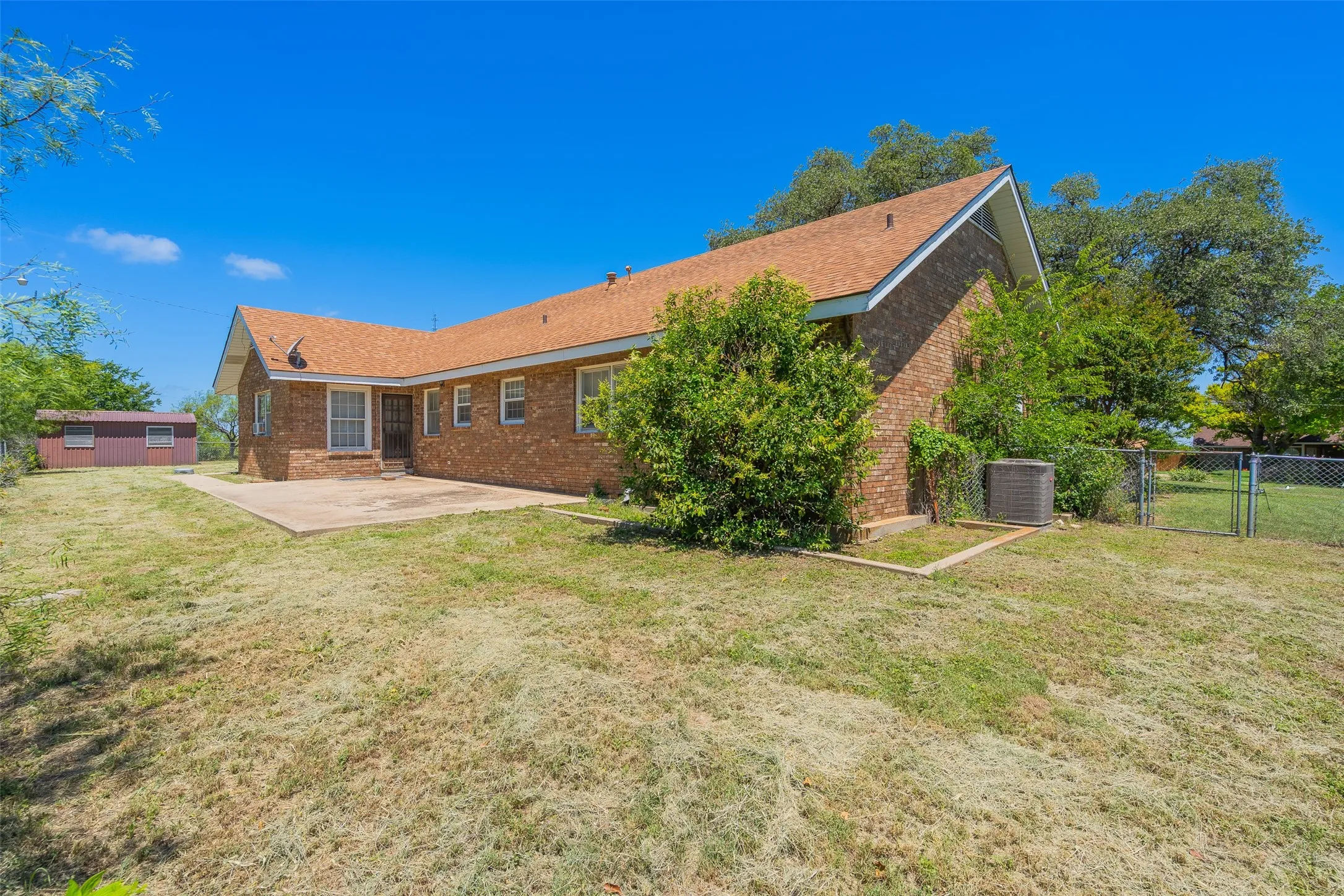 Single Family Residence For Sale in Comanche County , 908 W Barnes Avenue, Comanche, Texas 76442, 3 Bedroom, 2 Bathroom, 2 Garage spaces, 2,564 Sqft, built in 1955, mls#21301480, Real Estate Agent in Comanche, Homes For Sale in Comanche county, Homes For Sale in Comanche, Realtor in Comanche Texas, Real Estate Brokerage Independent Realty Texas, Luminita Cordes Realtor