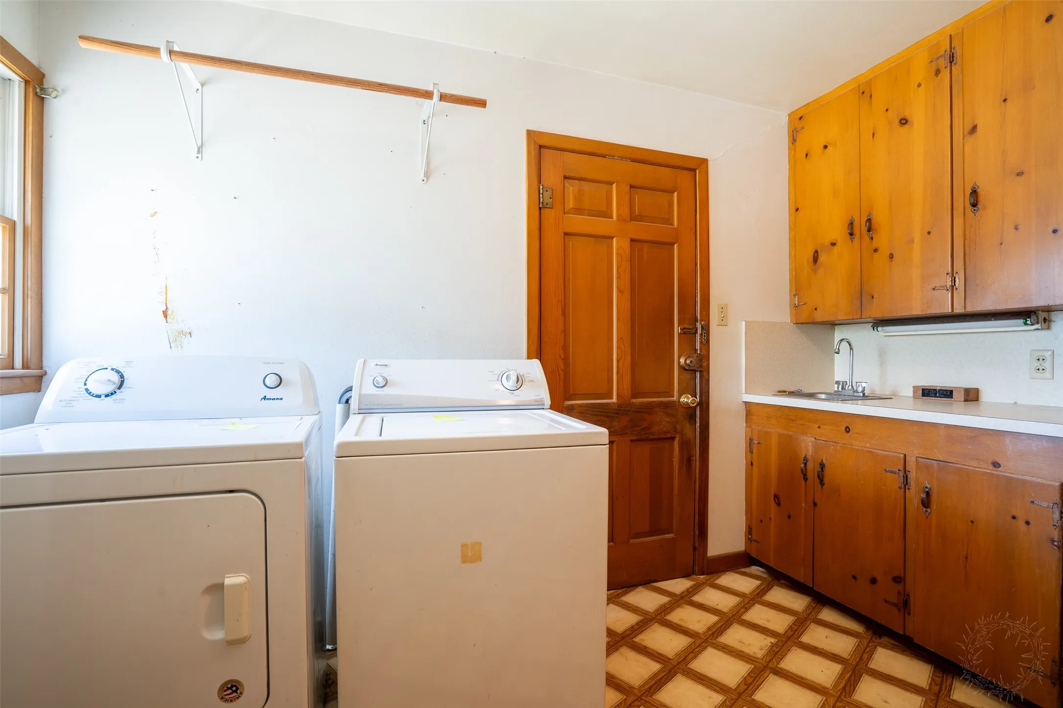 Single Family Residence For Sale in Comanche County , 908 W Barnes Avenue, Comanche, Texas 76442, 3 Bedroom, 2 Bathroom, 2 Garage spaces, 2,564 Sqft, built in 1955, mls#21301480, Real Estate Agent in Comanche, Homes For Sale in Comanche county, Homes For Sale in Comanche, Realtor in Comanche Texas, Real Estate Brokerage Independent Realty Texas, Luminita Cordes Realtor