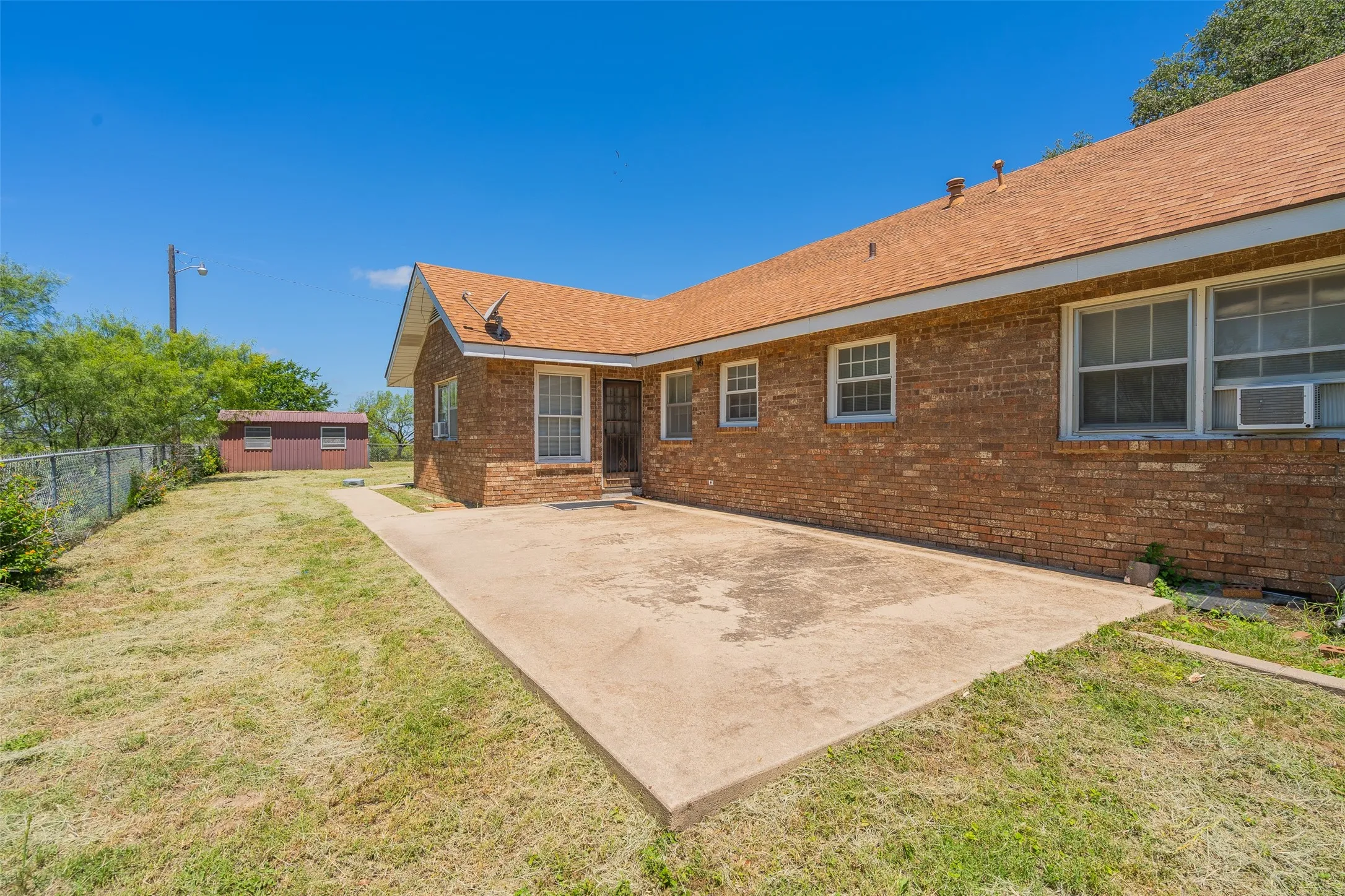 Single Family Residence For Sale in Comanche County , 908 W Barnes Avenue, Comanche, Texas 76442, 3 Bedroom, 2 Bathroom, 2 Garage spaces, 2,564 Sqft, built in 1955, mls#21301480, Real Estate Agent in Comanche, Homes For Sale in Comanche county, Homes For Sale in Comanche, Realtor in Comanche Texas, Real Estate Brokerage Independent Realty Texas, Luminita Cordes Realtor