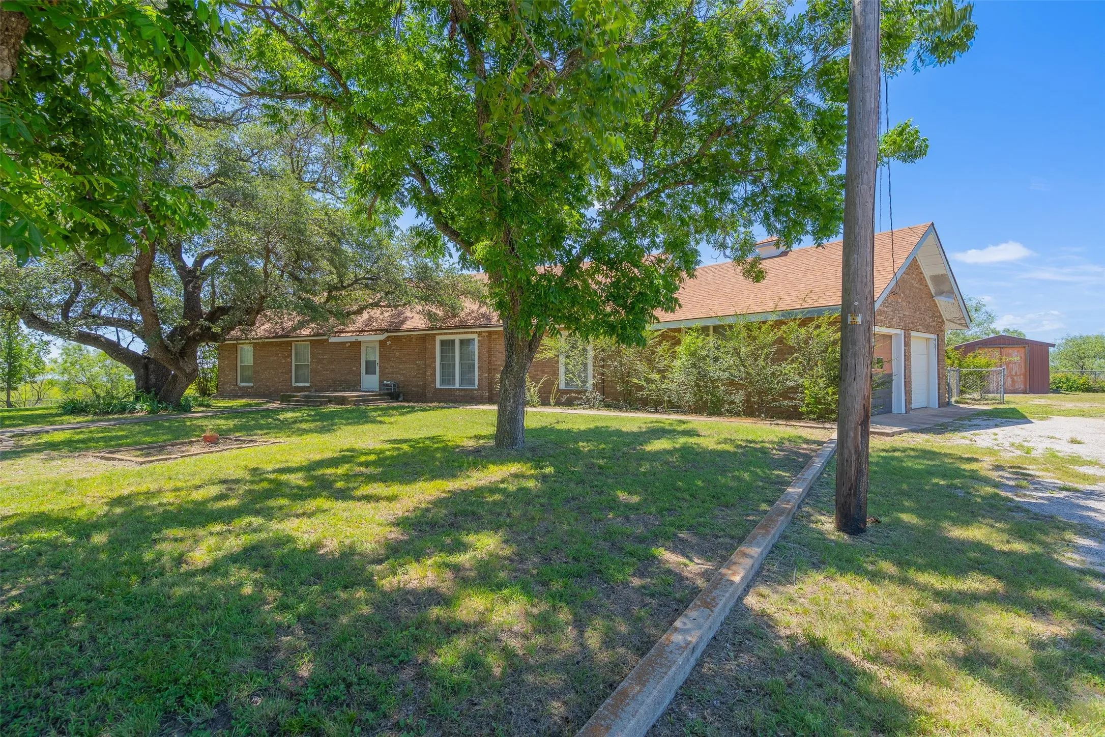Single Family Residence For Sale in Comanche County , 908 W Barnes Avenue, Comanche, Texas 76442, 3 Bedroom, 2 Bathroom, 2 Garage spaces, 2,564 Sqft, built in 1955, mls#21301480, Real Estate Agent in Comanche, Homes For Sale in Comanche county, Homes For Sale in Comanche, Realtor in Comanche Texas, Real Estate Brokerage Independent Realty Texas, Luminita Cordes Realtor