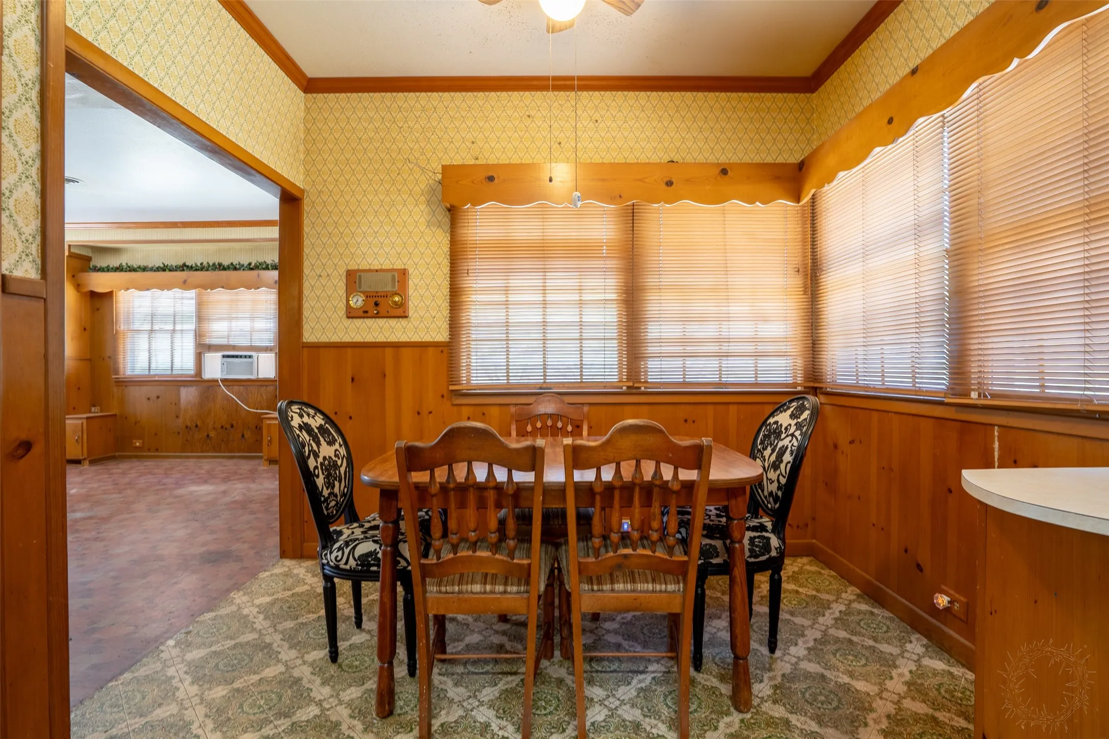 Single Family Residence For Sale in Comanche County , 908 W Barnes Avenue, Comanche, Texas 76442, 3 Bedroom, 2 Bathroom, 2 Garage spaces, 2,564 Sqft, built in 1955, mls#21301480, Real Estate Agent in Comanche, Homes For Sale in Comanche county, Homes For Sale in Comanche, Realtor in Comanche Texas, Real Estate Brokerage Independent Realty Texas, Luminita Cordes Realtor