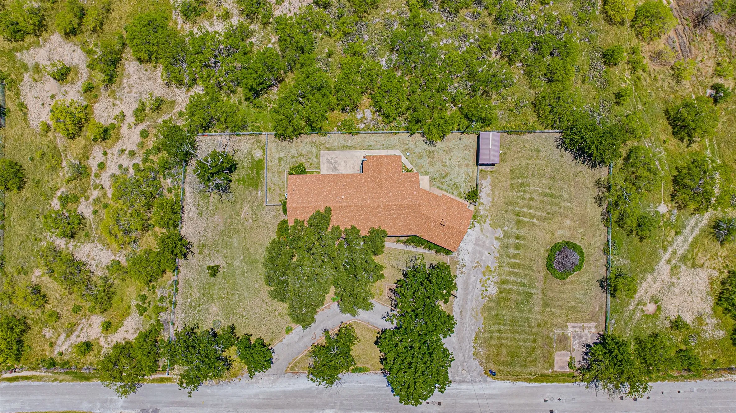 Single Family Residence For Sale in Comanche County , 908 W Barnes Avenue, Comanche, Texas 76442, 3 Bedroom, 2 Bathroom, 2 Garage spaces, 2,564 Sqft, built in 1955, mls#21301480, Real Estate Agent in Comanche, Homes For Sale in Comanche county, Homes For Sale in Comanche, Realtor in Comanche Texas, Real Estate Brokerage Independent Realty Texas, Luminita Cordes Realtor