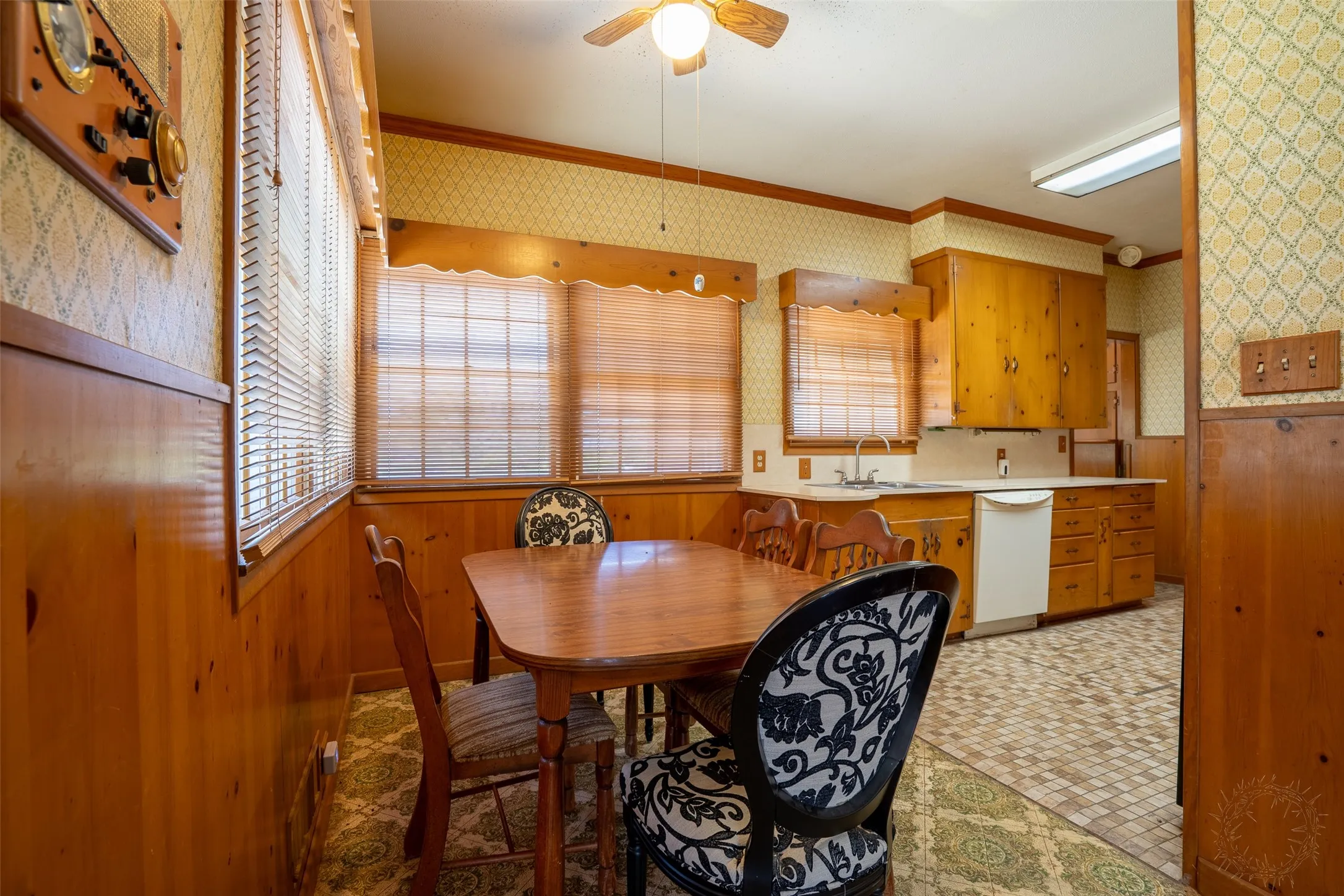 Single Family Residence For Sale in Comanche County , 908 W Barnes Avenue, Comanche, Texas 76442, 3 Bedroom, 2 Bathroom, 2 Garage spaces, 2,564 Sqft, built in 1955, mls#21301480, Real Estate Agent in Comanche, Homes For Sale in Comanche county, Homes For Sale in Comanche, Realtor in Comanche Texas, Real Estate Brokerage Independent Realty Texas, Luminita Cordes Realtor