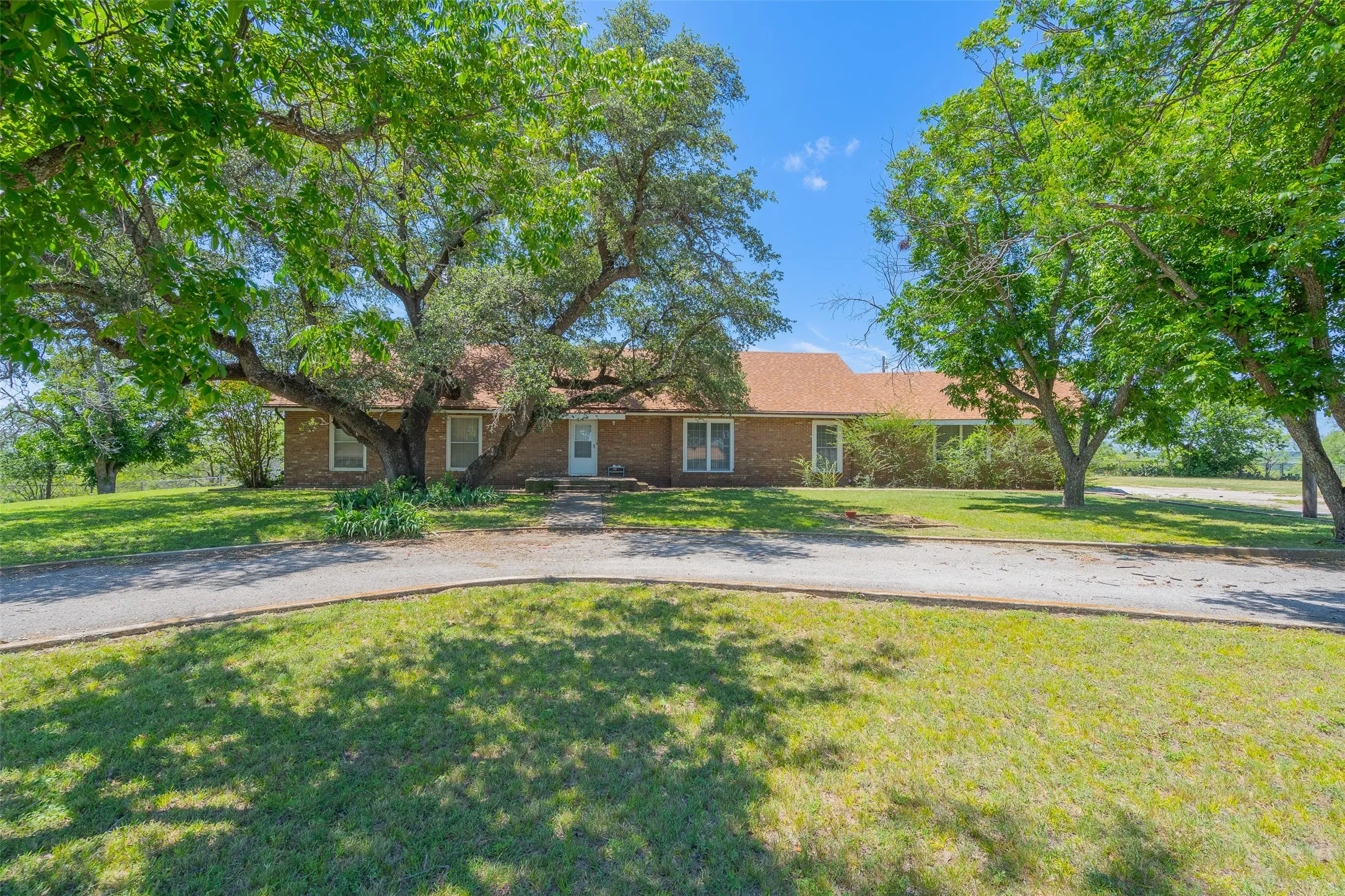 Single Family Residence For Sale in Comanche County , 908 W Barnes Avenue, Comanche, Texas 76442, 3 Bedroom, 2 Bathroom, 2 Garage spaces, 2,564 Sqft, built in 1955, mls#21301480, Real Estate Agent in Comanche, Homes For Sale in Comanche county, Homes For Sale in Comanche, Realtor in Comanche Texas, Real Estate Brokerage Independent Realty Texas, Luminita Cordes Realtor
