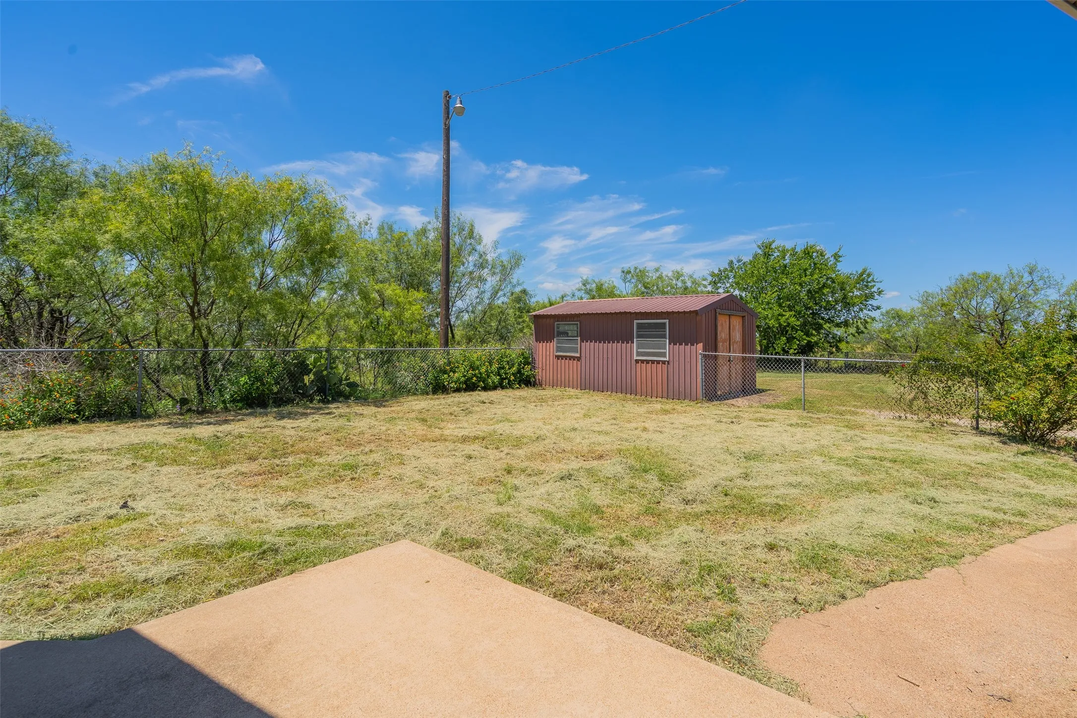 Single Family Residence For Sale in Comanche County , 908 W Barnes Avenue, Comanche, Texas 76442, 3 Bedroom, 2 Bathroom, 2 Garage spaces, 2,564 Sqft, built in 1955, mls#21301480, Real Estate Agent in Comanche, Homes For Sale in Comanche county, Homes For Sale in Comanche, Realtor in Comanche Texas, Real Estate Brokerage Independent Realty Texas, Luminita Cordes Realtor