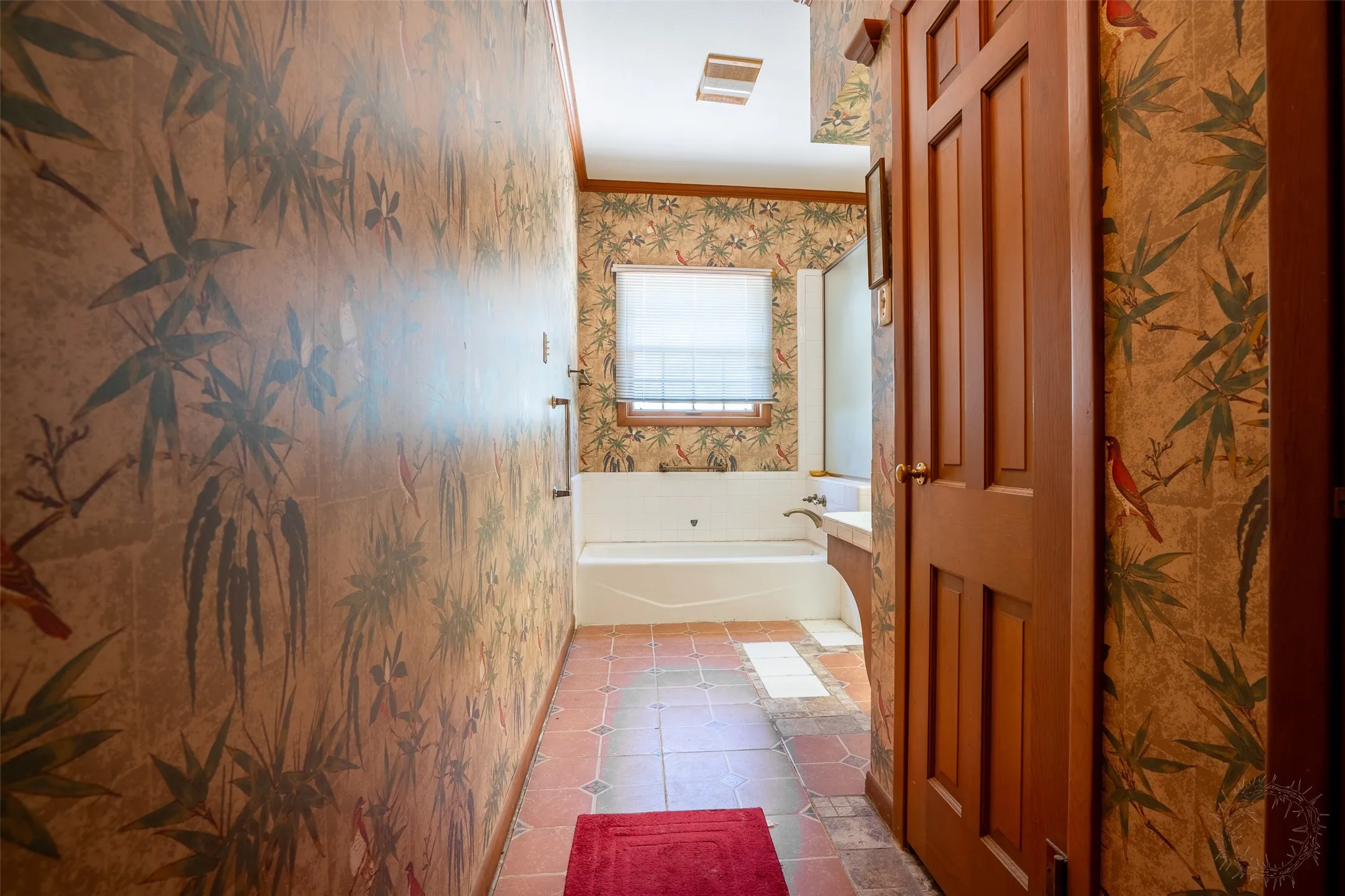 Single Family Residence For Sale in Comanche County , 908 W Barnes Avenue, Comanche, Texas 76442, 3 Bedroom, 2 Bathroom, 2 Garage spaces, 2,564 Sqft, built in 1955, mls#21301480, Real Estate Agent in Comanche, Homes For Sale in Comanche county, Homes For Sale in Comanche, Realtor in Comanche Texas, Real Estate Brokerage Independent Realty Texas, Luminita Cordes Realtor