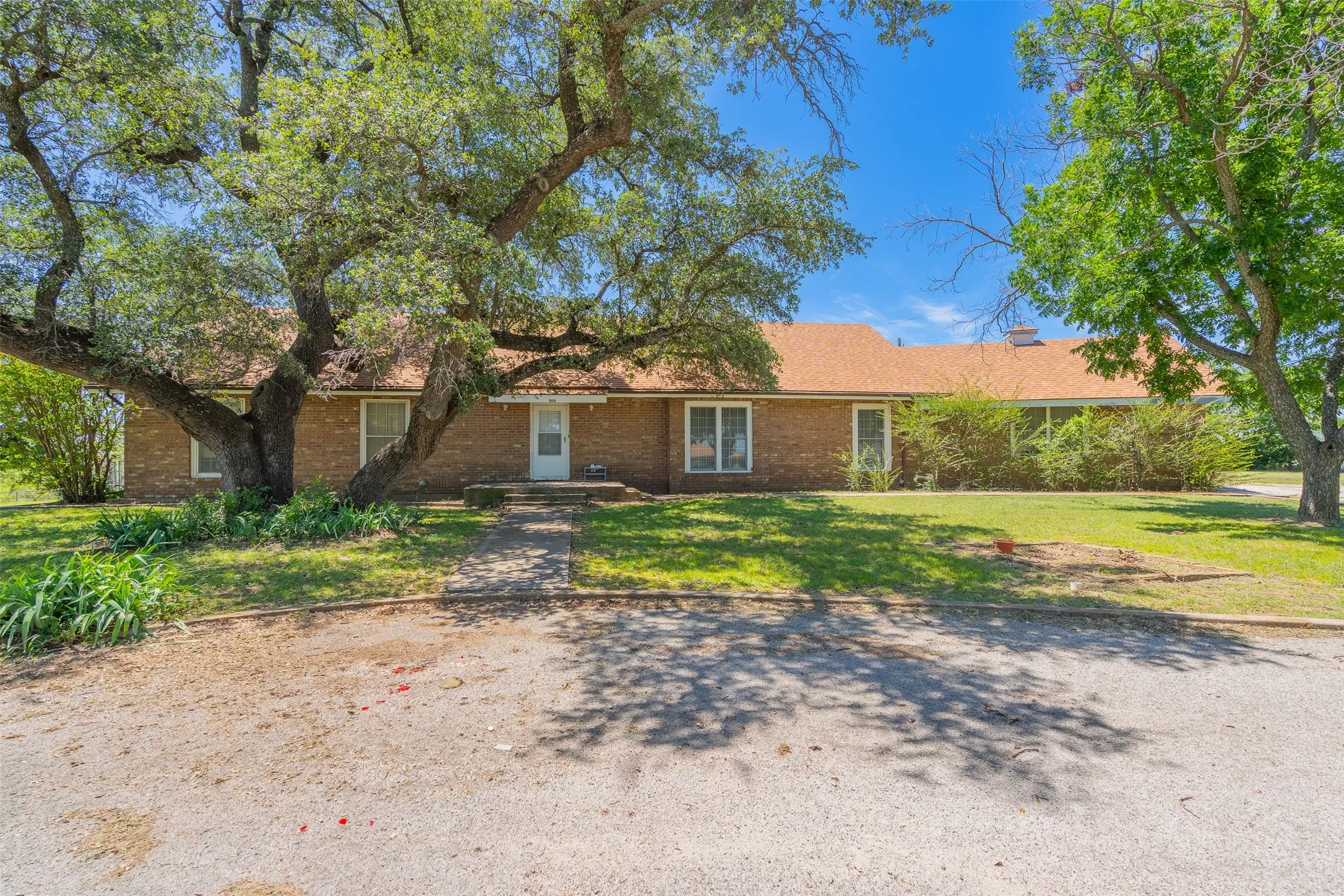 Single Family Residence For Sale in Comanche County , 908 W Barnes Avenue, Comanche, Texas 76442, 3 Bedroom, 2 Bathroom, 2 Garage spaces, 2,564 Sqft, built in 1955, mls#21301480, Real Estate Agent in Comanche, Homes For Sale in Comanche county, Homes For Sale in Comanche, Realtor in Comanche Texas, Real Estate Brokerage Independent Realty Texas, Luminita Cordes Realtor