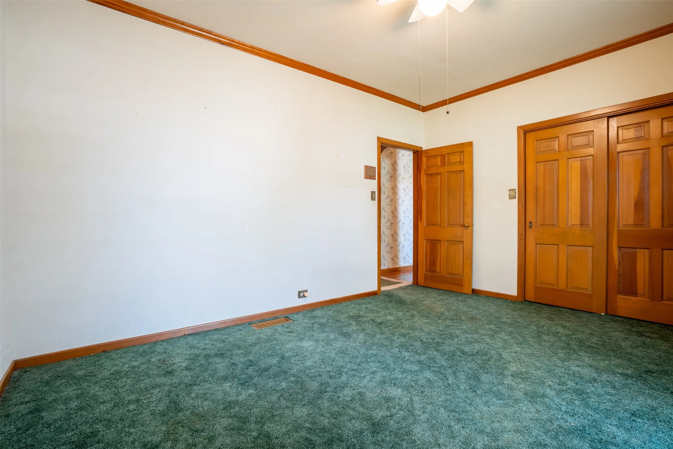 Single Family Residence For Sale in Comanche County , 908 W Barnes Avenue, Comanche, Texas 76442, 3 Bedroom, 2 Bathroom, 2 Garage spaces, 2,564 Sqft, built in 1955, mls#21301480, Real Estate Agent in Comanche, Homes For Sale in Comanche county, Homes For Sale in Comanche, Realtor in Comanche Texas, Real Estate Brokerage Independent Realty Texas, Luminita Cordes Realtor